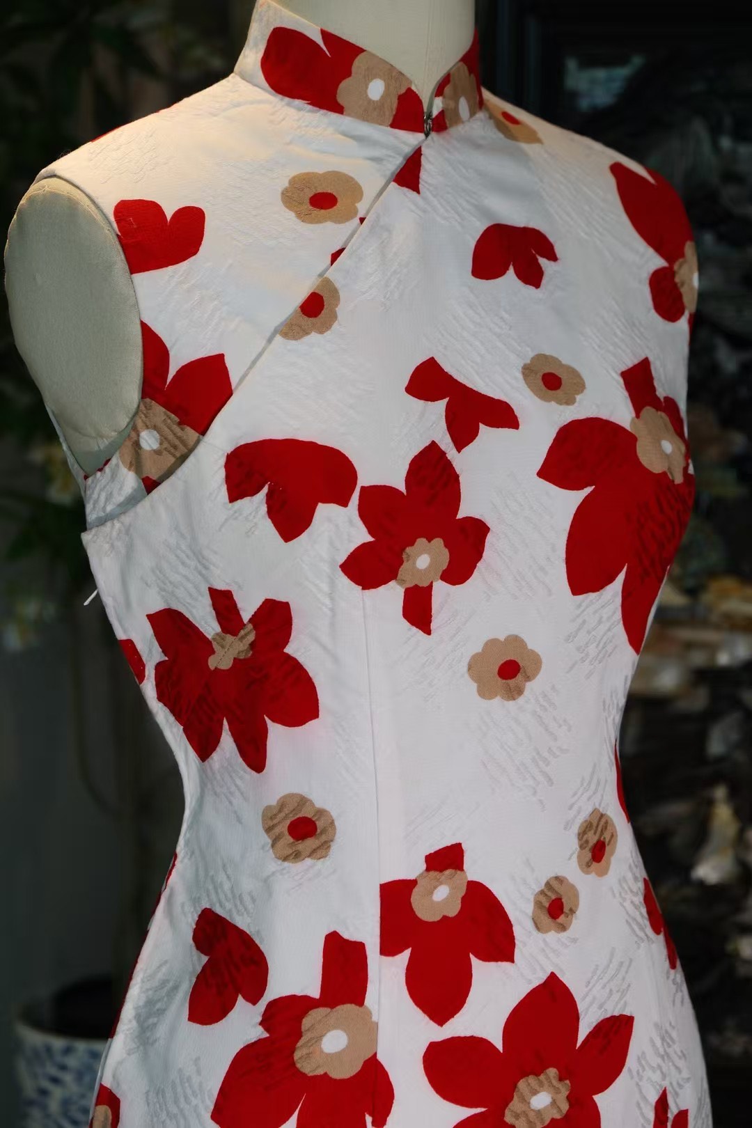60年代 -《朱砂年华 · 摩登剪影》—— 1960年代东方美韵，白底热烈朱红印花港式古董旗袍 | 1960s - "Cinnabar Bloom · Modern Silhouette" — A 1960s Oriental Charm, White-Base Hot Red Print Hong Kong Vintage Cheongsam