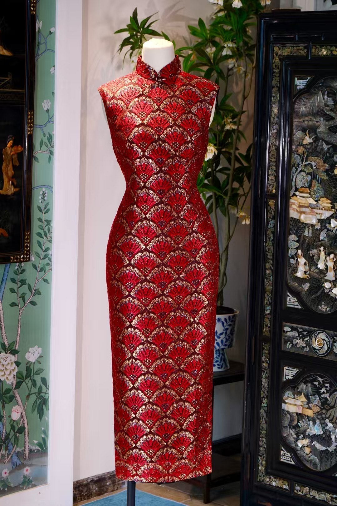 60年代 -《丹凤呈祥：金扇满堂贺新禧》| 1960s - "The Phoenix's Auspice: Golden Fan Celebration Cheongsam"