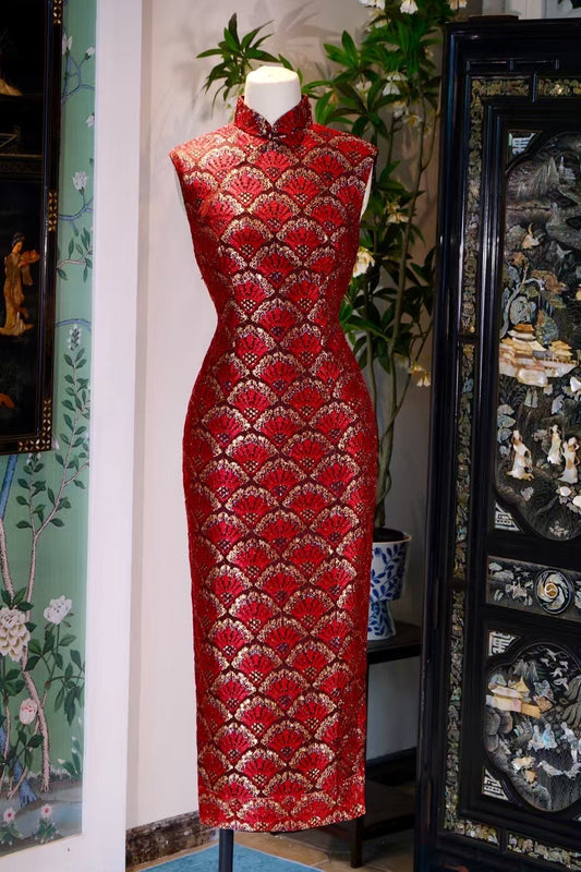 60年代 -《丹凤呈祥：金扇满堂贺新禧》| 1960s - "The Phoenix's Auspice: Golden Fan Celebration Cheongsam"