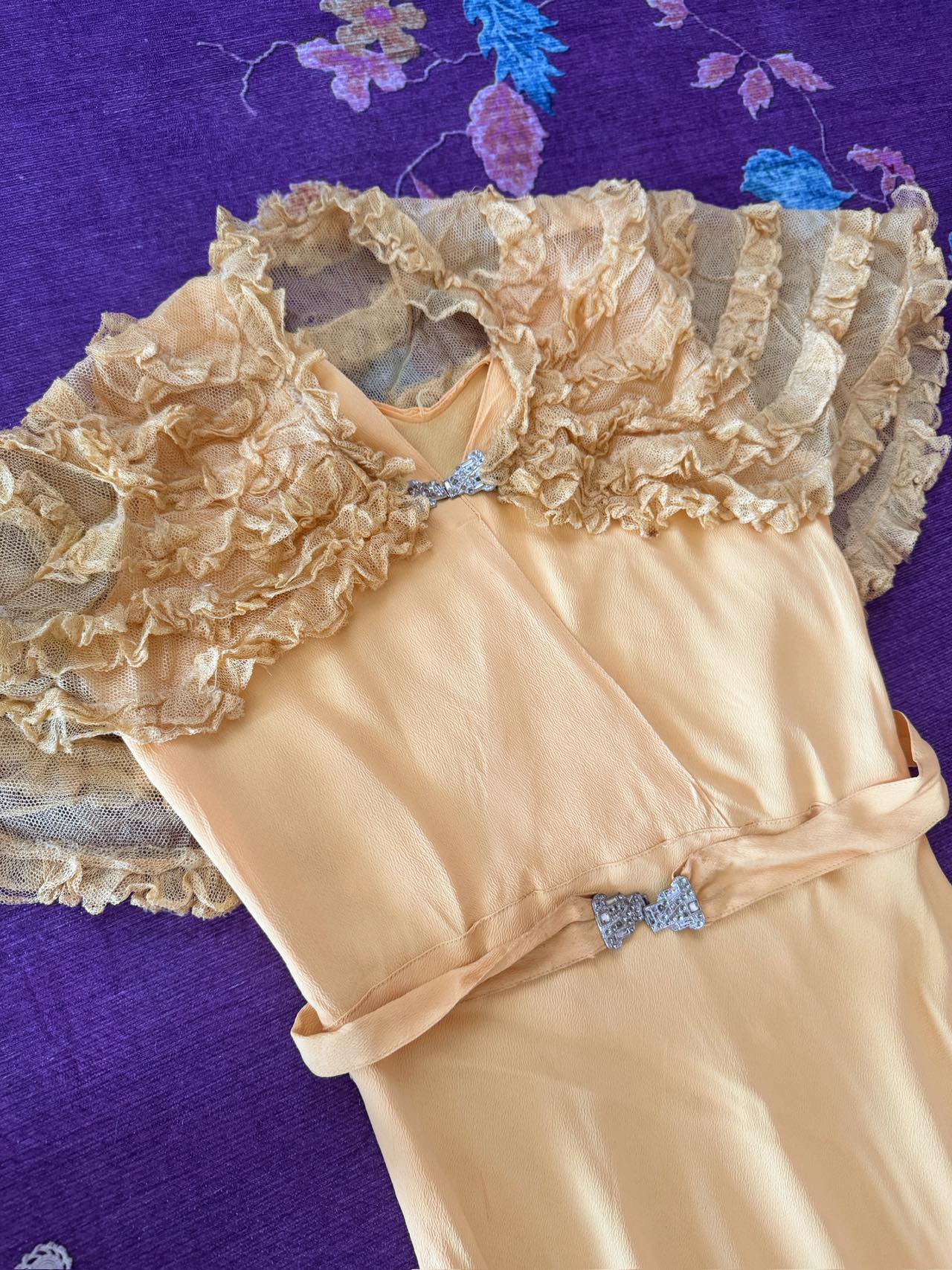 云肩流金：民国三十年Art Deco真丝礼服与“海派旧梦” | Gilded Cloud Shoulder: A Republic of China Year 30 (1940s) Art Deco Silk Gown and "Shanghai-Style Old Dreams"