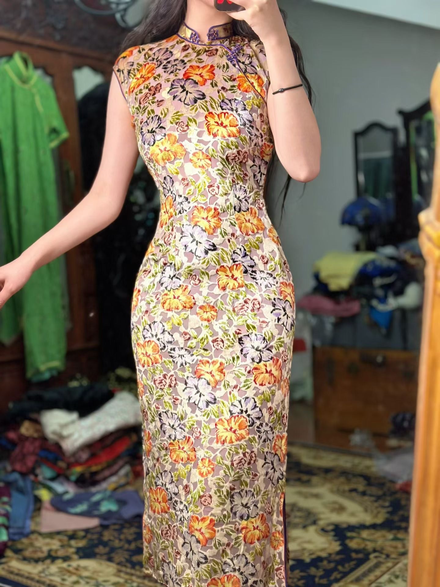 40年代 - 1940年代海派名店“霞飞女服”出品：藕色地烧花丝绒牵牛花纹印花旗袍（张信哲先生珍藏）| 1940s -  A 1940s Haipai Masterpiece by Avenue Joffre Ladies' Wear：Devoré Velvet Qipao with Morning Glory Print (The Jeff Chang Collection)