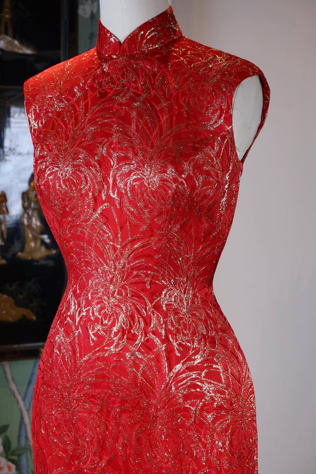 60年代 - 六十年代香港产烟火纹织银锦缎古董旗袍 | 1960s - 1960s Hong Kong Antique Qipao: "Celestial Fireworks" Woven in Silver