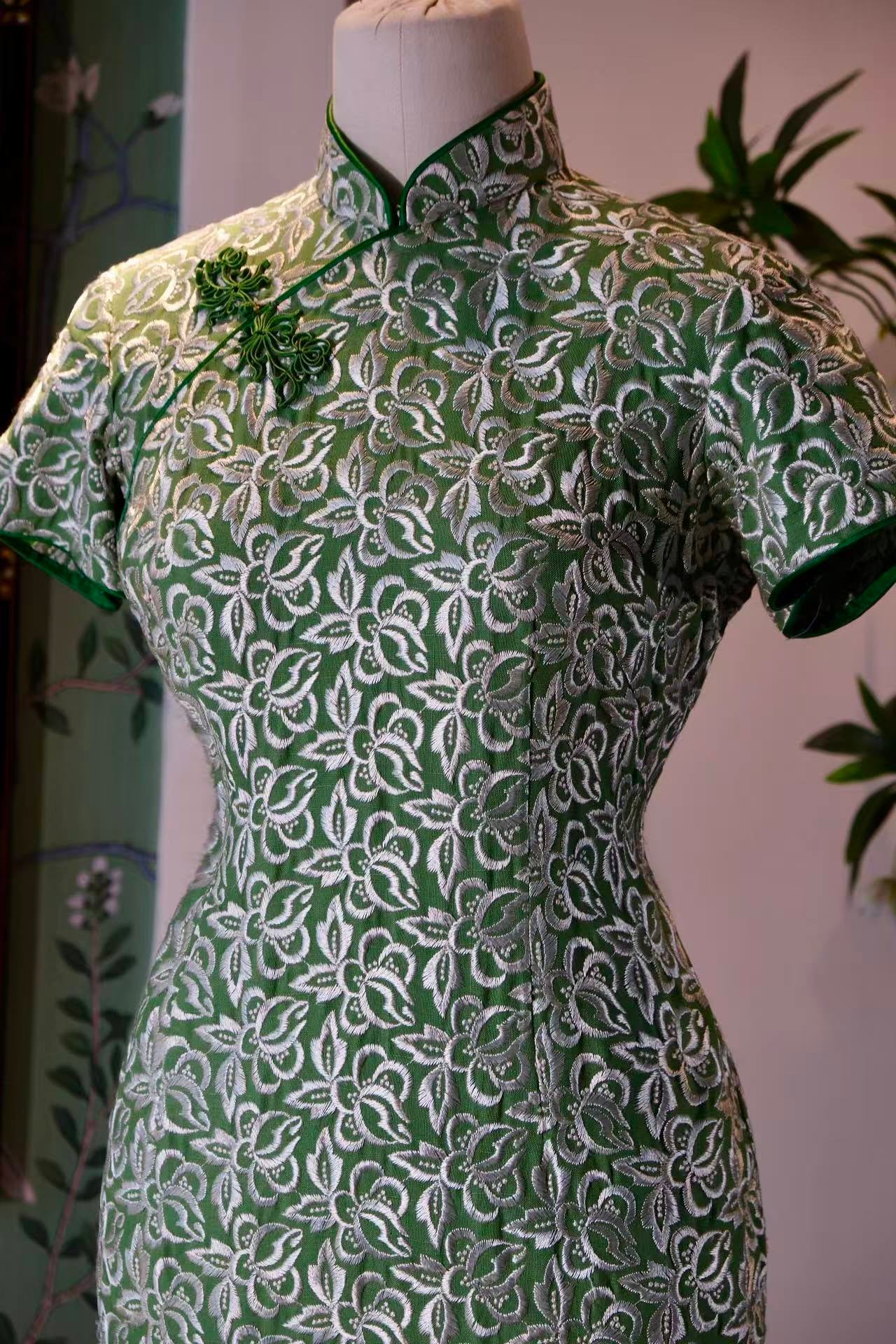 50年代 - 满机绣青瓷地嵌丝硬花扣古董港式旗袍 | 1950s - A Vintage 1950s Hong Kong Cheongsam with Full Machine Embroidery and Fitted Hard Buttons