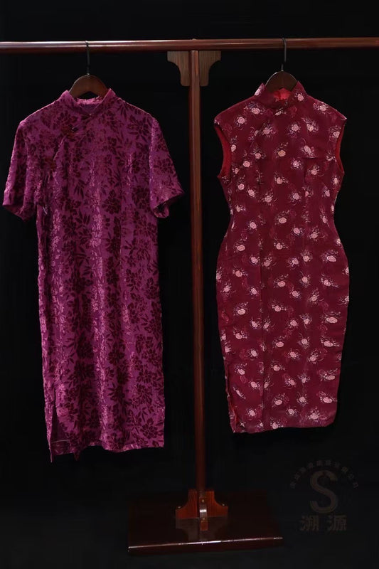 60年代 -【流金岁月双生花：紫罗兰丝绒与浆果红印花古董旗袍对】| 1960s - "Twin Blooms of the Gilded Age": An Antique Pair—Deep Magenta Velvet and Berry Red Print Qipaos