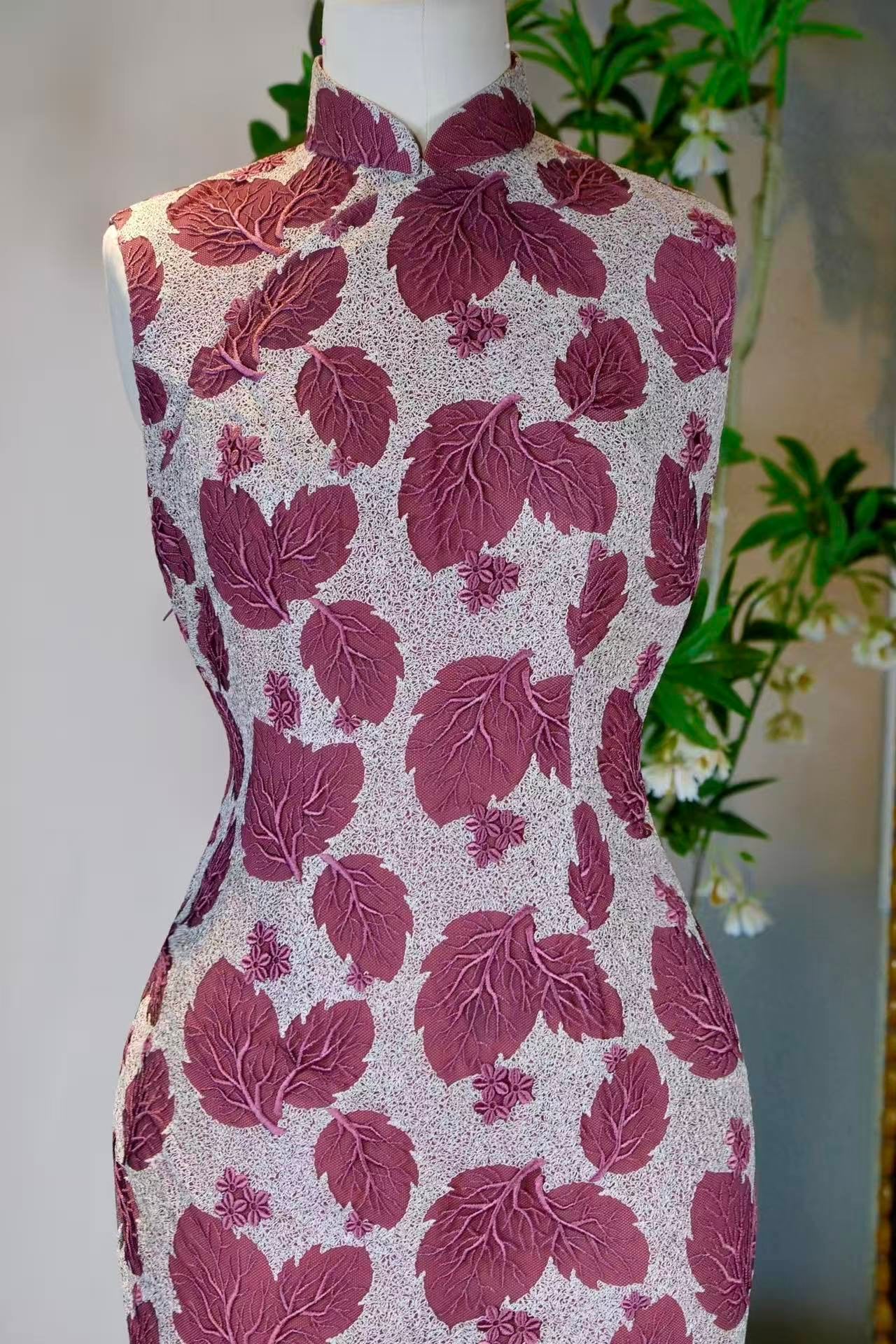 60年代 - 台湾铲镂空蕾丝刺绣网纱立体肌理感古董旗袍：叶片刺绣蕾丝的立体诗学与时光铭刻 | 1960s - A Sculptural Poetic of Lace and Leaves: A Vintage Taiwanese Cheongsam with Three-Dimensional Embroidered Lace