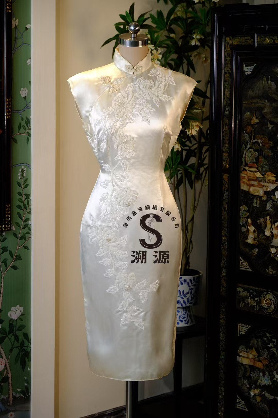 60年代 -「白玉凝脂・暗香浮動」：無袖象牙白素雅緞面立體繡花旗袍 | 1960s - "White Jade Luster・Subtle Fragrance": Sleeveless Ivory Satin Minimalist Tonal 3D Embroidered Cheongsam (Qipao)