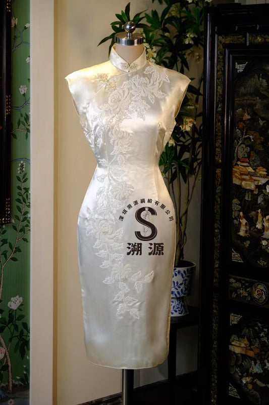 60年代 -「白玉凝脂・暗香浮動」：無袖象牙白素雅緞面立體繡花旗袍 | 1960s - "White Jade Luster・Subtle Fragrance": Sleeveless Ivory Satin Minimalist Tonal 3D Embroidered Cheongsam (Qipao)