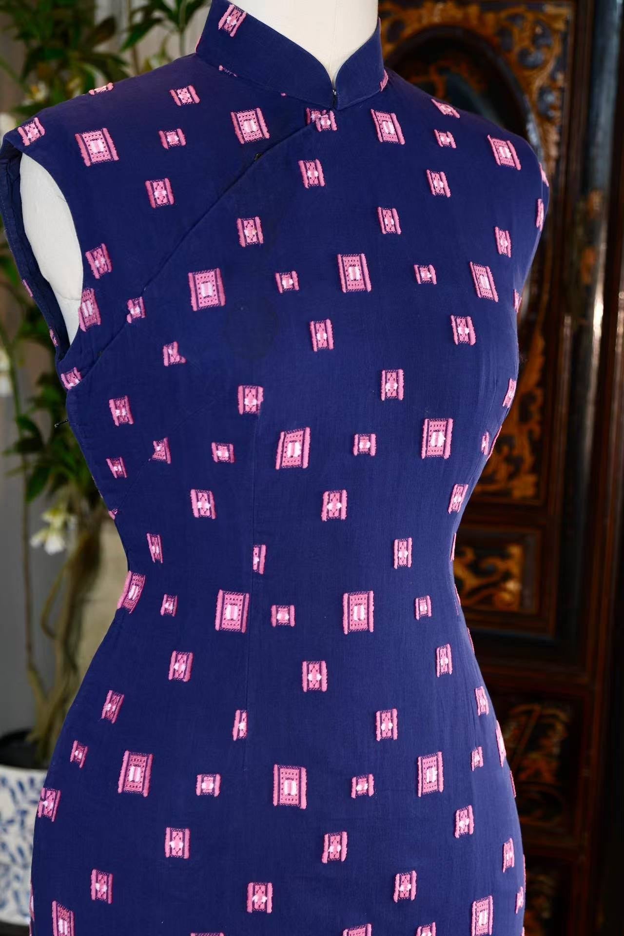 60年代 - 六十年代台湾风华：靛蓝底粉色几何机绣印花纯棉古董旗袍 — 工业化时代的传统回响与现代身体叙事 | 1960s - 1960s Taiwan Elegance: A Vintage Indigo Pure Cotton Cheongsam with Pink Geometric Machine Embroidery — Traditional Echoes of the Industrial Era and a Narrative of the Modern Body