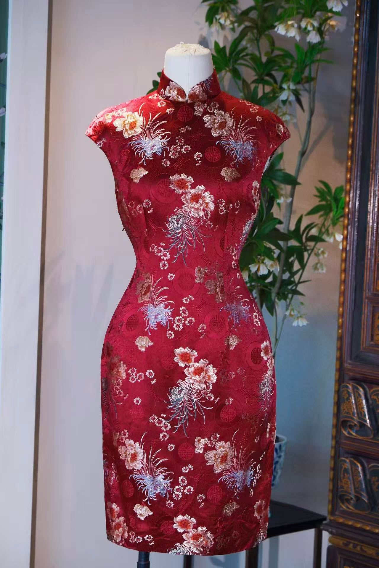 50年代 - 香江霓裳·宋韵西骨缠枝寿菊纹古董旗袍 | 1950s - The Hong Kong Garment: Vintage Cheongsam of Song Dynasty Charm & Western Structure with Interlocking Shou-Chrysanthemum Motifs
