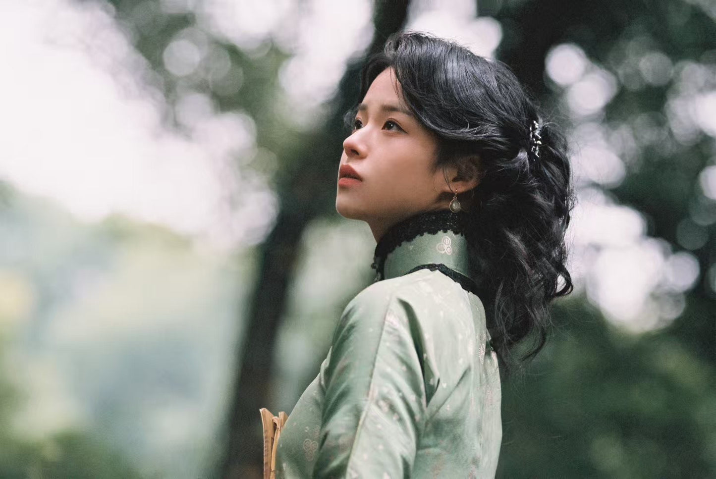 30年代 -新新有限公司典藏版“翠意盈袖”蕾丝滚边印花真丝乔其纱日常款旗袍 / 1930s - The "Emerald Charm Sleeves" Collection: A Genuine Silk Crêpe de Chine Qipao with Lace Trims and Printed Pattern, Produced by Sincere Company (New Era Department Store)