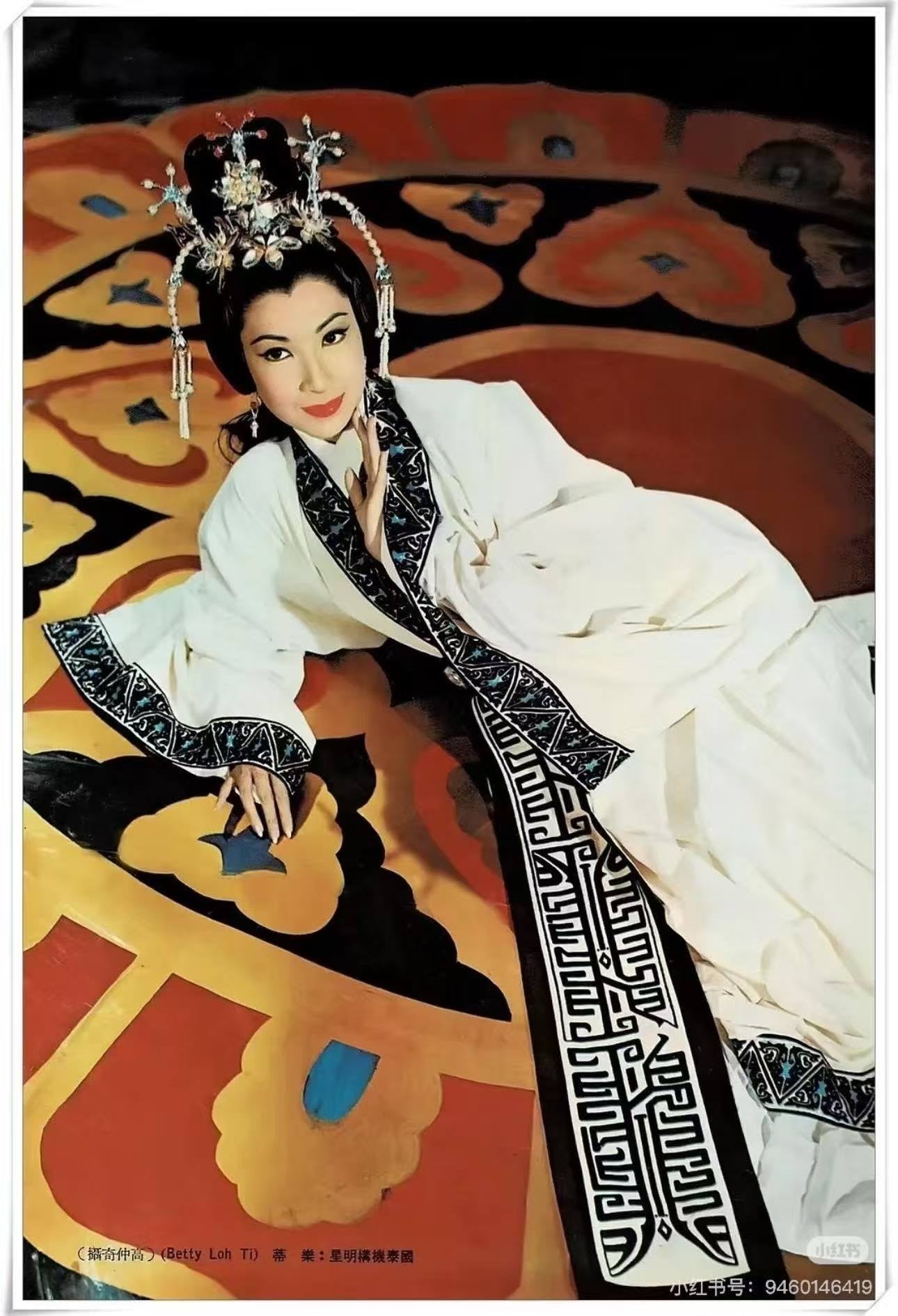 “金莲映月 · 邵氏遗珠” —— 六十年代宝蓝盘金绣莲蕾丝古董戏服 | "Gilded Lotus over Azure Seas" —— A 1960s Shaw Brothers Studio Archive: Bespoke Couching Embroidery & Lace Costume