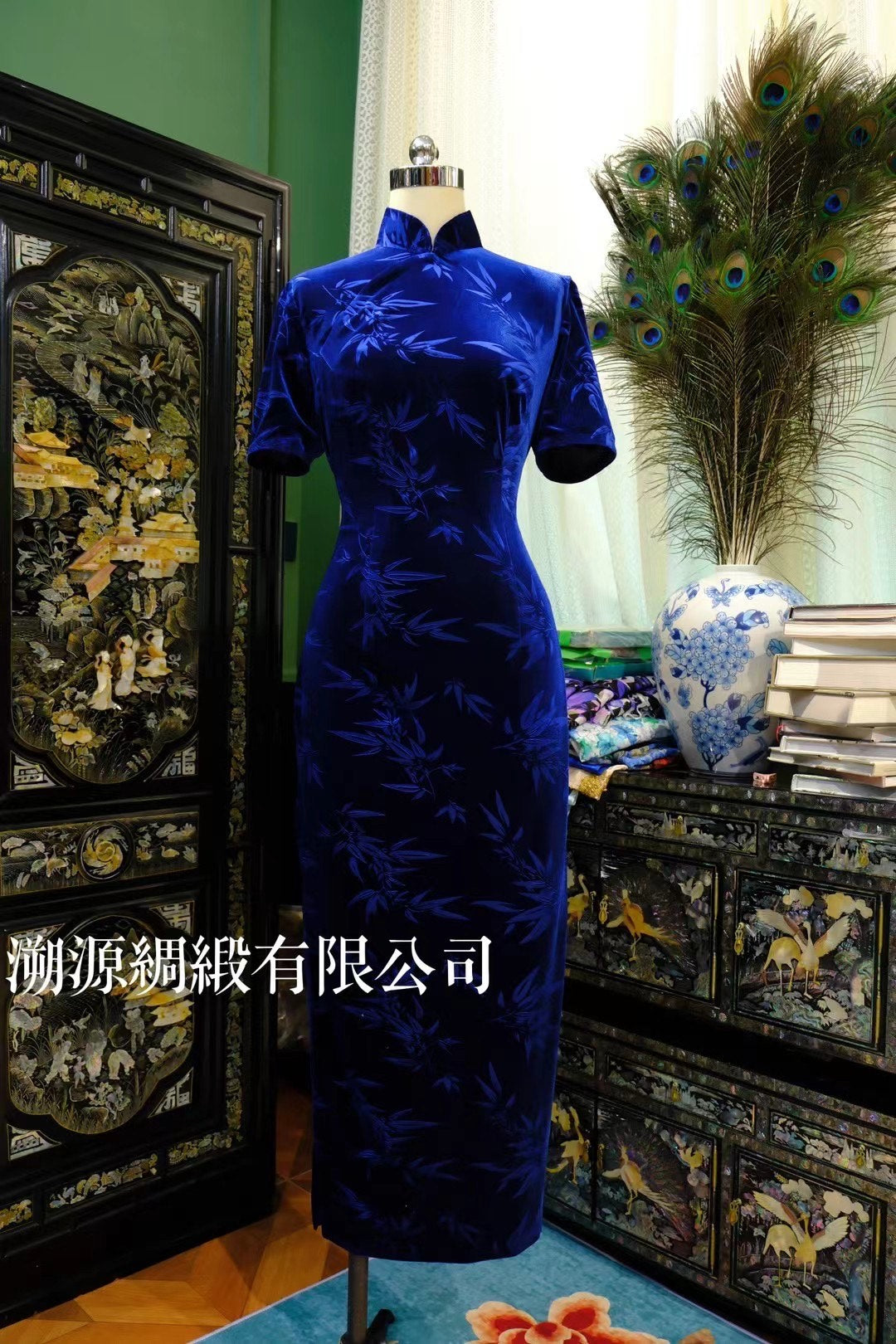 客定结缘 - 藏青竹影：宝蓝色丝绒复古旗袍 | Customized Design - Sapphire Serenity: Royal Blue Velvet Bamboo Qipao