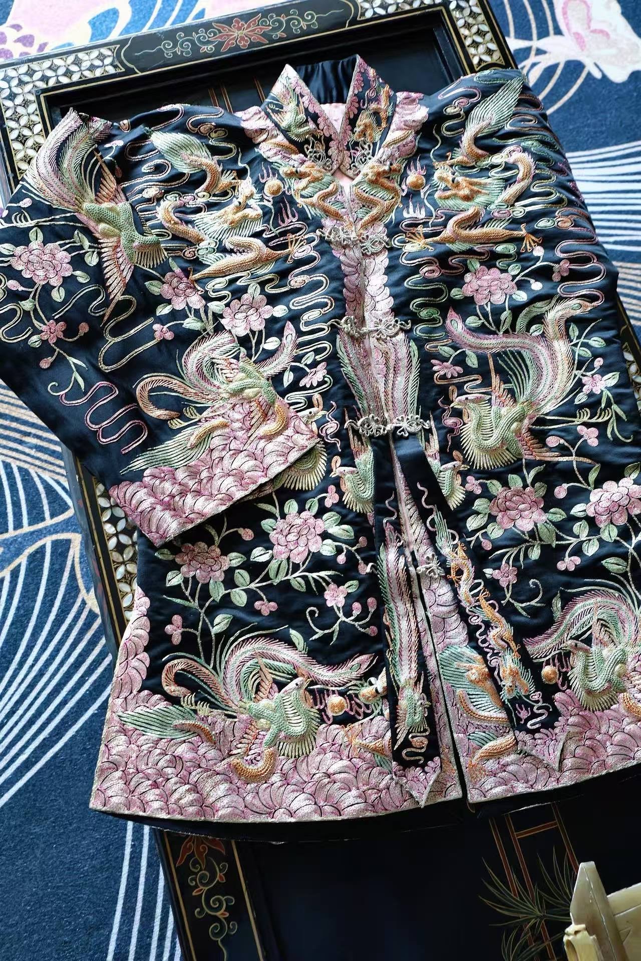 40年代 - 云龙飞凤纹黑缎盘金绣上褂：一袭锦绣，半世风华 | 1940s - Black Satin Jacket with Gold-Couched Dragon and Phoenix: A Tapestry of Splendor, A Lifetime of Elegance