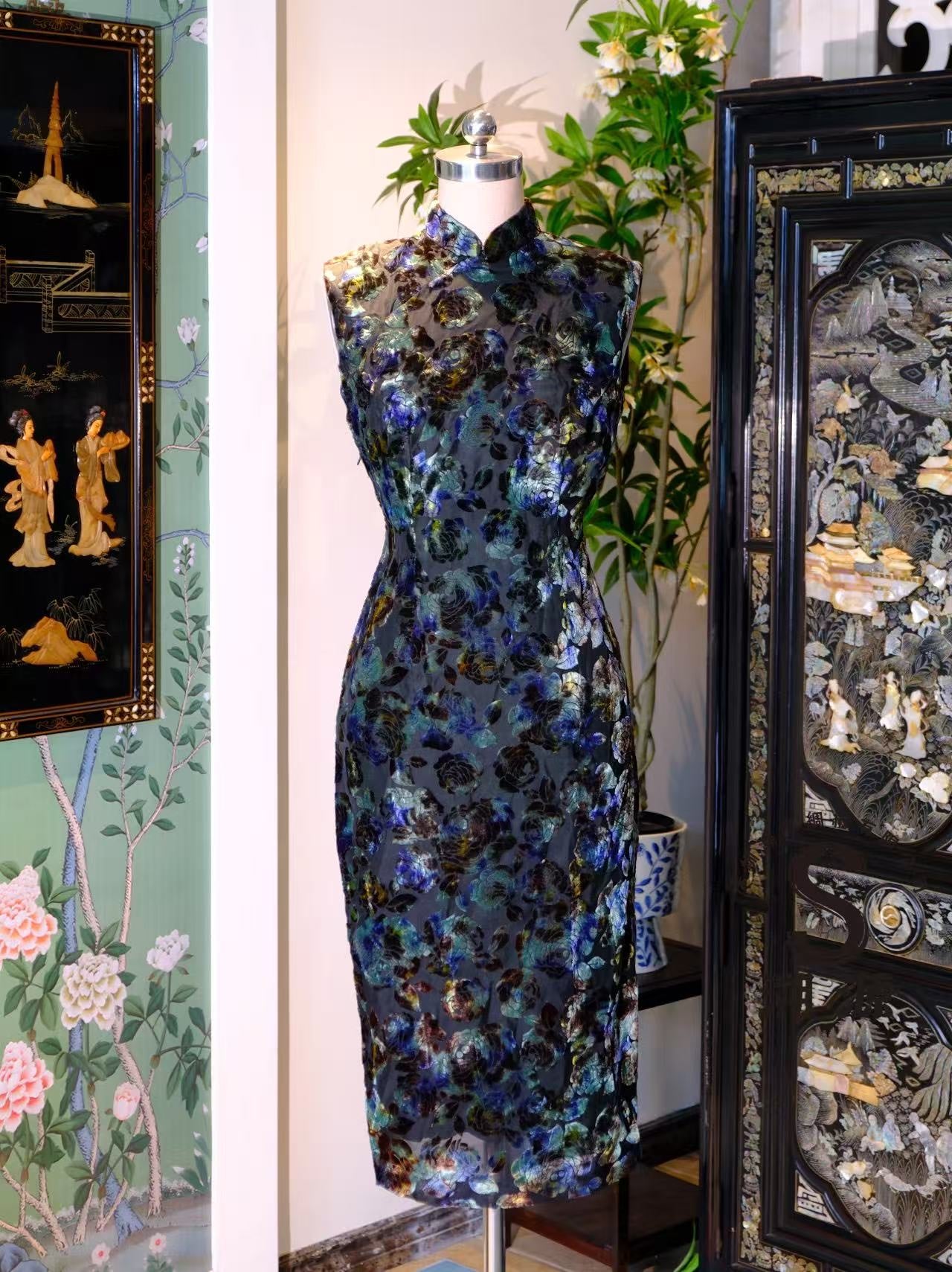 60年代 -【绿宝流光】翡翠梦境：无袖烧花丝绒旗袍——蓝绿渐变宝石花纹 | 1960s - "Jade Glow" Emerald Dream: Sleeveless Devoré Velvet Cheongsam – Blue-Green Ombré Jewel Floral Motif