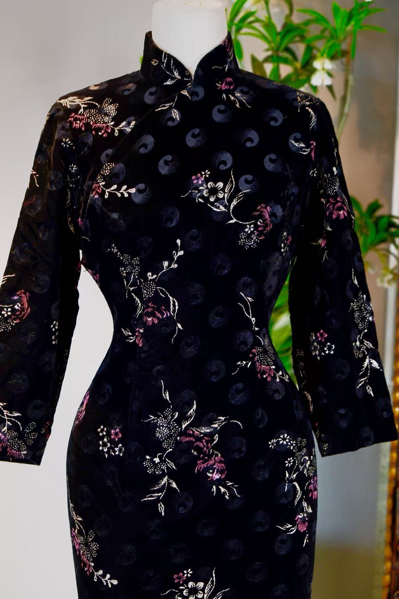 60年代 - 手绘描金香港古董旗袍 | 1960s - A Vintage 1960s Hong Kong Hand-Painted Cheongsam with Gilt Accents