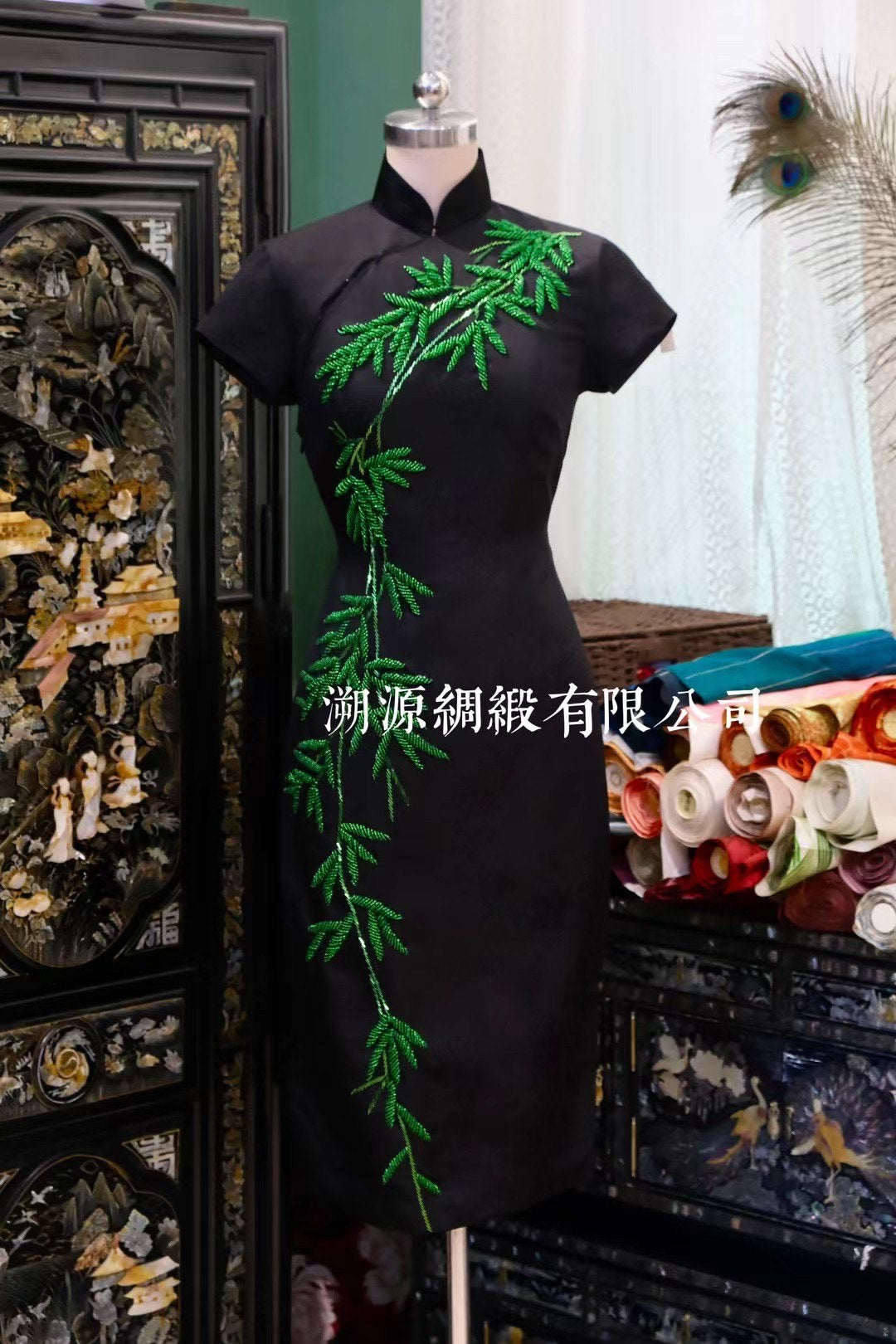 高定成衣 - 【溯源】典藏华服：冰碧寒夜聳，簫韶風晝羅——手工“珠绣翠竹”旗袍 | Luxury Ready-to-Wear (RTW) - 【Sù Yuán】Archival Garment: "Ice Jade Cold Night Peaks, Flute Music Day-Gauze" — Hand-Beaded Bamboo Qipao