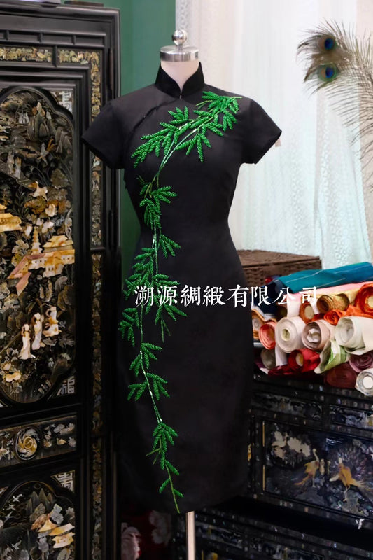 高定成衣 - 【溯源】典藏华服：冰碧寒夜聳，簫韶風晝羅——手工“珠绣翠竹”旗袍 | Luxury Ready-to-Wear (RTW) - 【Sù Yuán】Archival Garment: "Ice Jade Cold Night Peaks, Flute Music Day-Gauze" — Hand-Beaded Bamboo Qipao