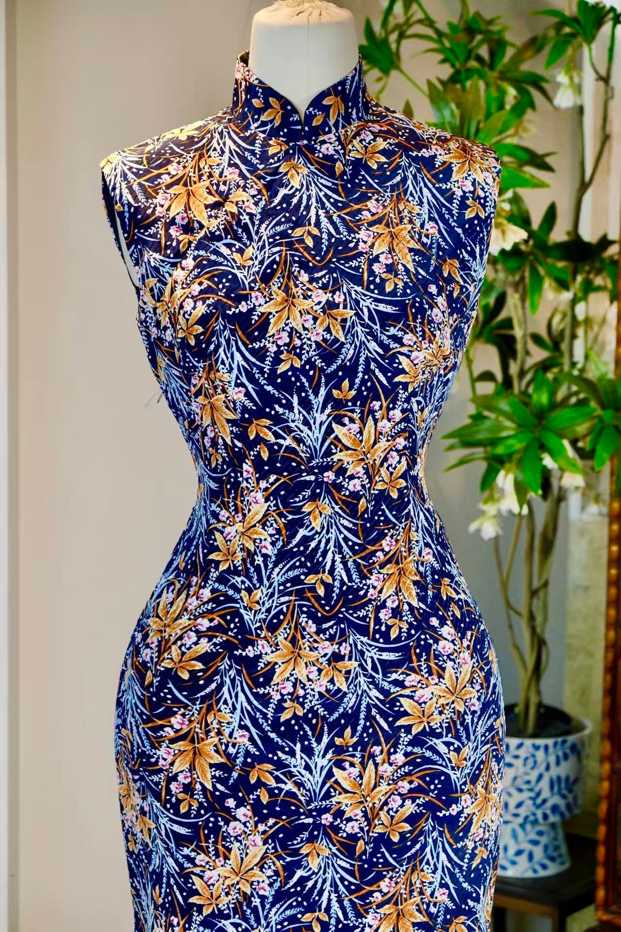 60年代 - 月华暗涌·六十年代香港深蓝提花绸橙黄枫叶印花古董旗袍 | 1960s - Surging Moonlight: A 1960s Hong Kong Vintage Deep Navy Jacquard Silk Cheongsam with Orange Maple Leaf Print