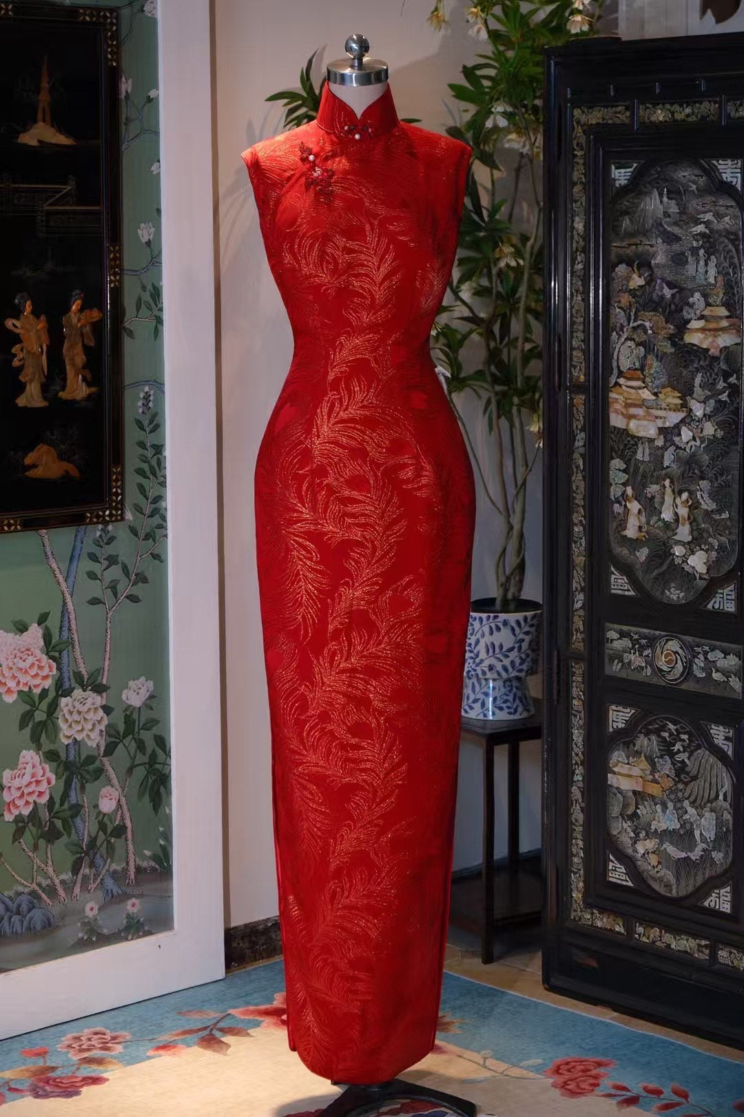 客订结缘 -《织金双姝 · 紫焰丹华》—— 典藏级雍容紫色与热烈红色，金丝暗纹长款礼服旗袍 | Customized Design - "Gilded Gemini · Violet Flame & Vermilion Bloom" — Collector's Brocade Long Cheongsam Gowns in Regal Purple and Passionate Red