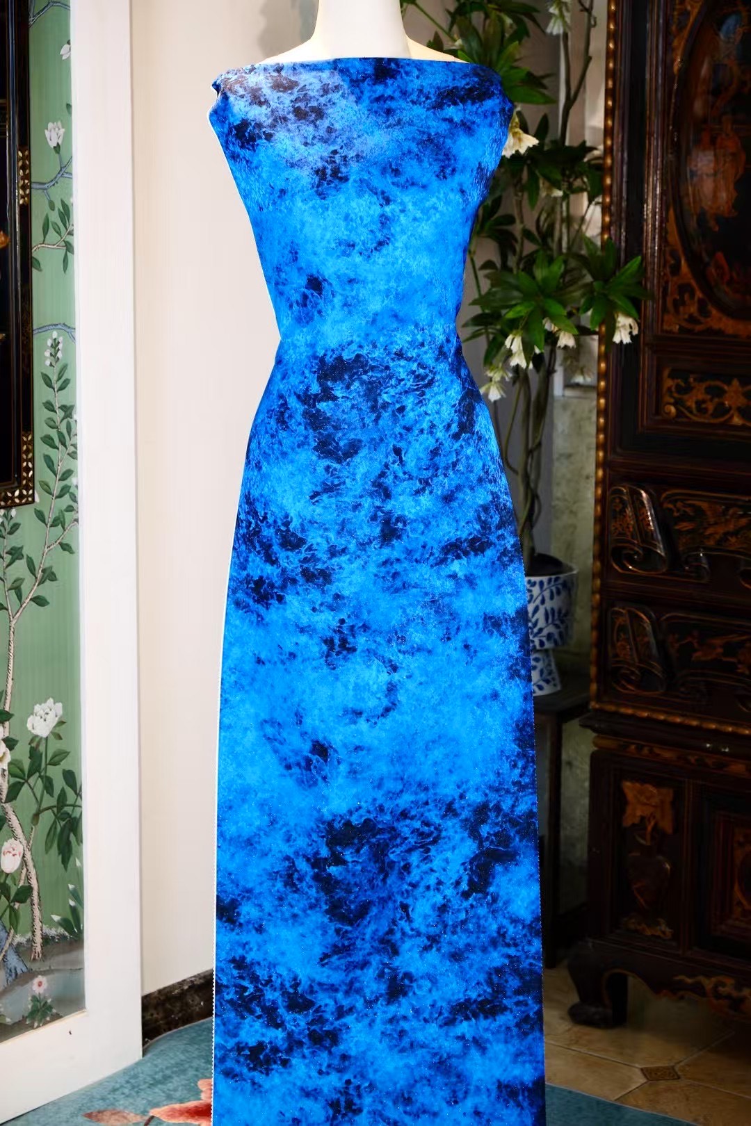 布料名 - 星海幻境：深邃钴蓝莹亮星尘纹理重磅真丝绸缎 | Fabric Name - Nebula of the Abyss: Deep Cobalt & Shimmering Stardust Luster Silk Satin