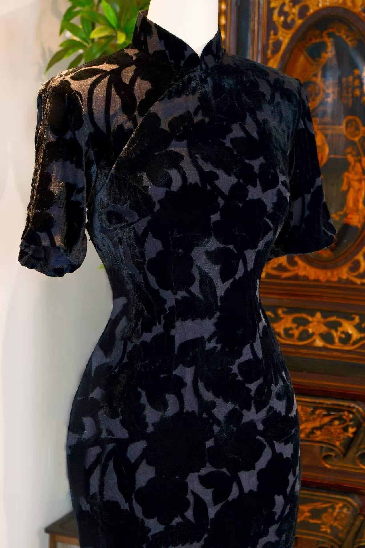 50年代 - 黑丝绒上的牡丹辞章·五十年代台湾烧花丝绒浮雕古董旗袍 | 1950s - Peony Ode on Black Velvet: 1950s Taiwan Devoré Velvet Relief Sculpture Vintage Cheongsam