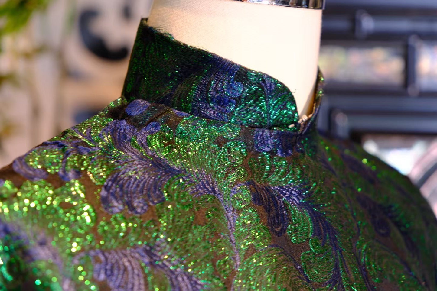 60年代 -【塞纳河之夜】蓝影碧波：孔雀绿闪光提花无袖旗袍 | 1960s - "The Seine at Night": Blue Shadow and Emerald Ripples – Peacock Glint Jacquard Sleeveless Cheongsam