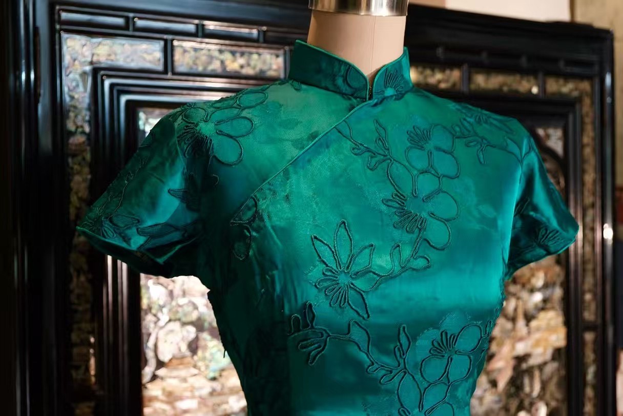 50年代 - ‘碧海潮生’·孔雀绿暗纹刺绣/雕花真丝古董旗袍 / 1950s - ‘Emerald Tide’· Peacock Green/Teal Embossed Silk Antique Qipao/Cheongsam