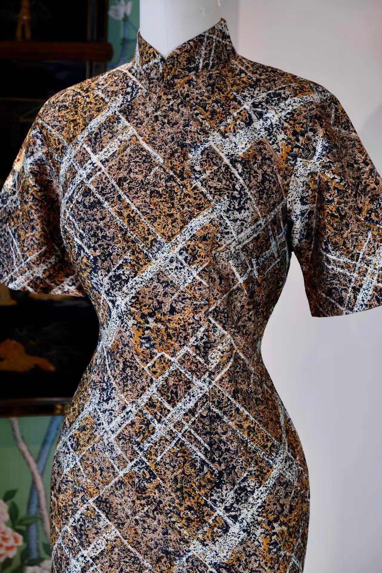 60年代 - 六十年代手作印染斜纹棉旗袍——墨金交织的时光密语 | 1960s - Hand-Dyed Twill Cotton Qipao of the 1960s: A Temporal Whisper of Ink and Gold