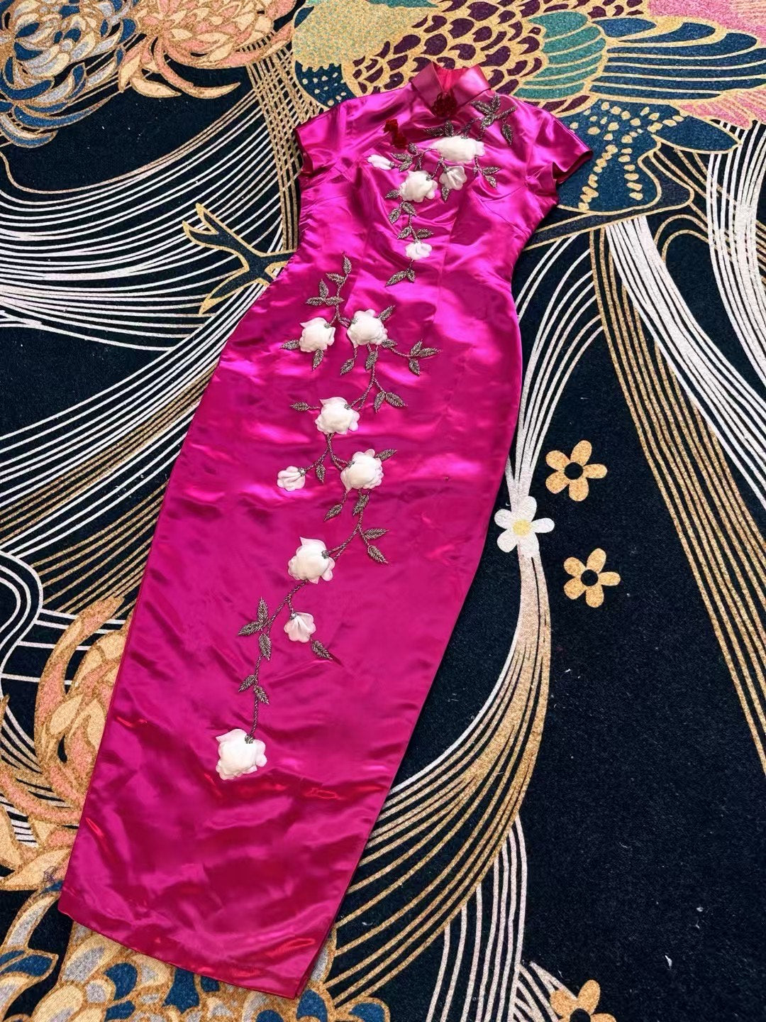 60年代 - 《玫瑰缎影：珠绣海棠醉流年》| 1960s -  "The Rosy Satin Dream: Beaded Begonia Cheongsam"
