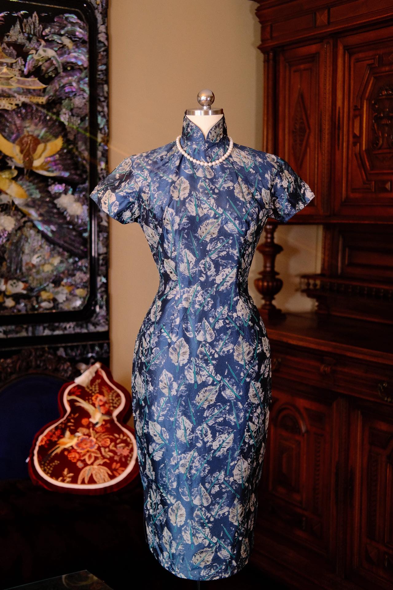 50年代 - 蓝叶轻语：双宫真丝上的五十年代自然诗_HY | 1950s - Blue Leaf Whispers: 1950s Natural Poetry Rendered on Shantung Silk_HY