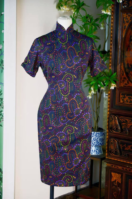 50年代 - 波普先声·1950年代深紫底高饱和撞色星纹佩斯利点彩印花古董旗袍 | 1950s - Pop Prelude: A 1950s Vintage Deep Purple Paisley Cheongsam with Star Motifs and High-Saturation Pointillist Print