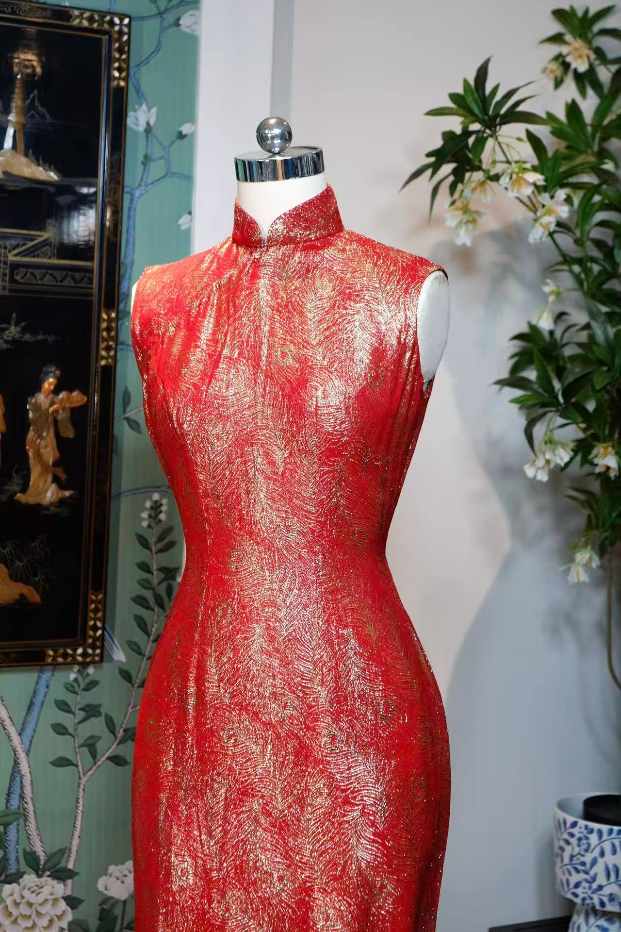 60年代 - 织金雀羽中国红旗袍：六十年代港工技艺的织物诗篇 | 1960s Weaving Gold & 1960sPhoenix Plumes: A Chinese Red Qipao — A Poetic Textile of 1960s Hong Kong Craftsmanship