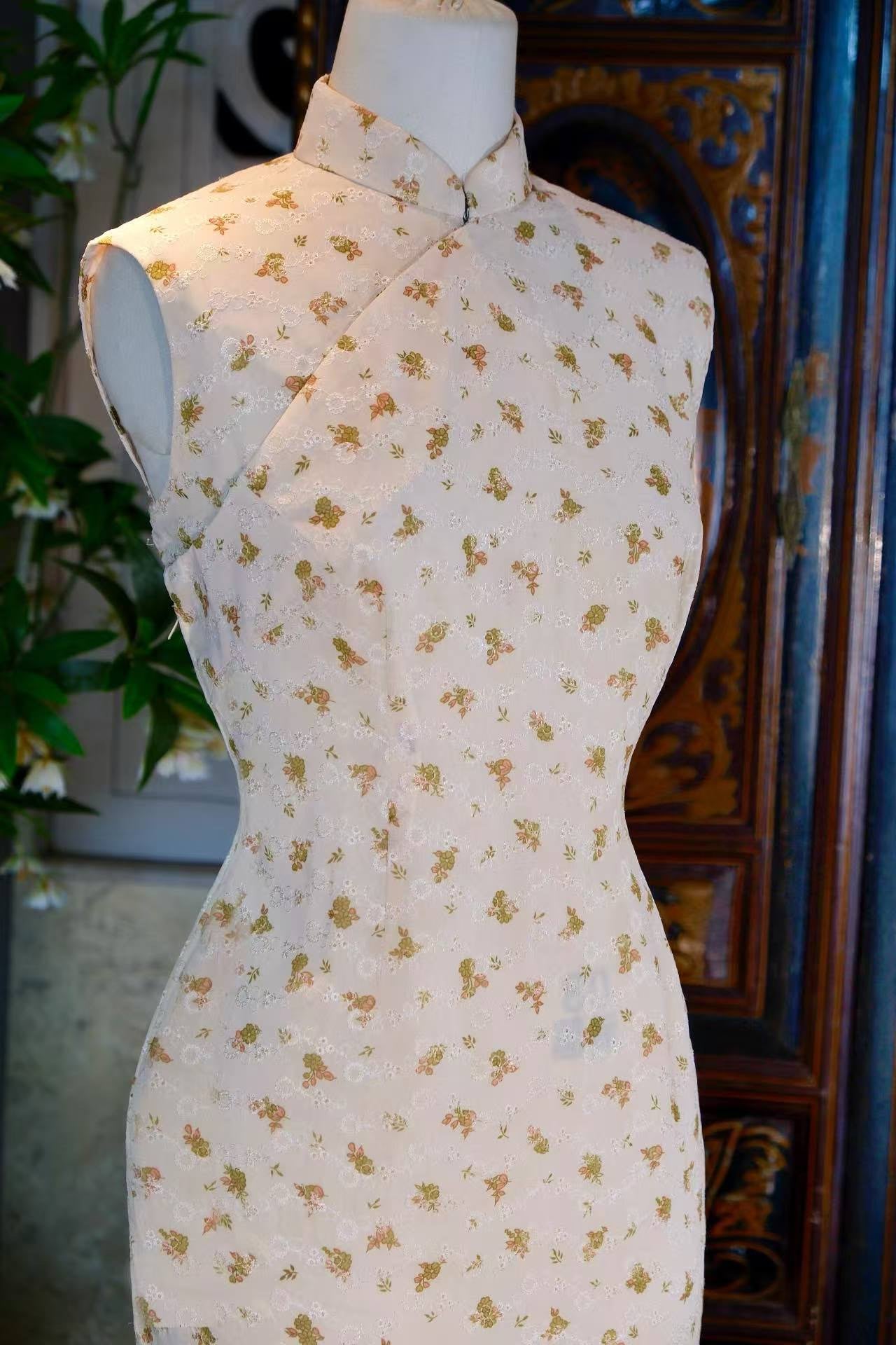 60年代 - 香港产纯棉机器刺绣印花旗袍：凝驻东方美学的时光标本 | 1960s - A Time Specimen of Oriental Aesthetics: A Vintage Hong Kong Pure Cotton Machine-Embroidered Cheongsam