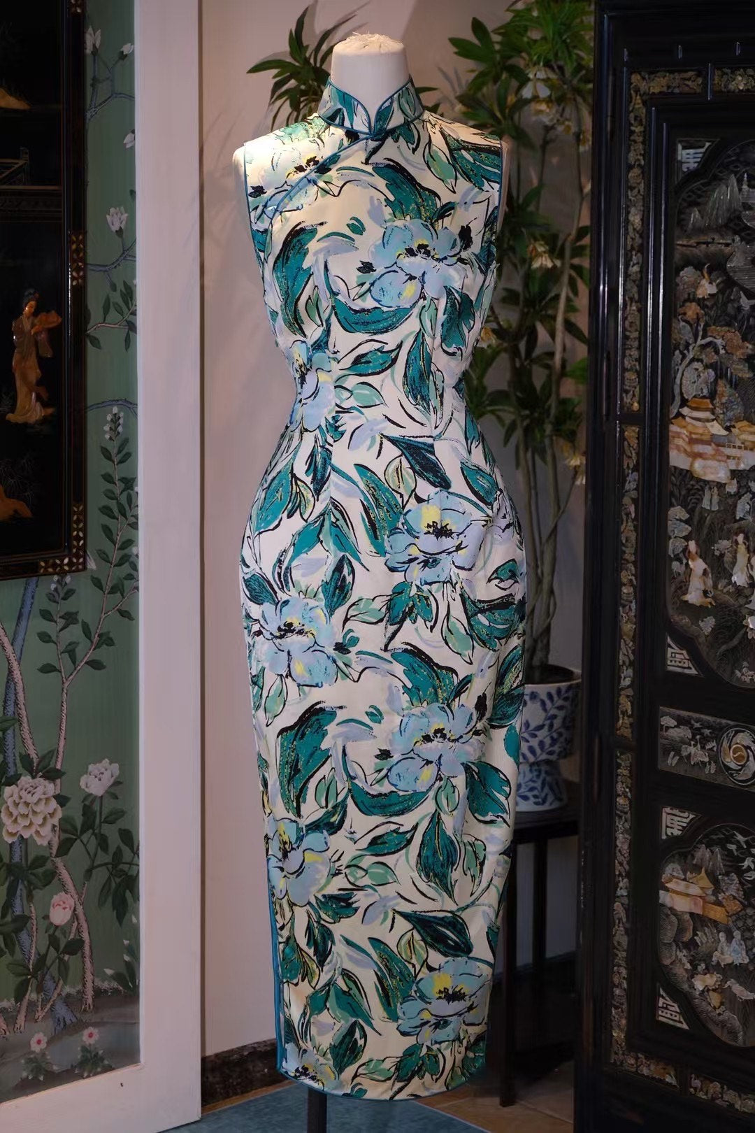 客订结缘 -《碧海繁花 · 绢影流光》—— 泼墨青翠，绽放雅韵的无袖桑蚕真丝旗袍 | Customized Design - "Azure Ocean Blooms · Silk Sheen & Flow" — Ink-Splashed Verdant, Elegantly Blooming Sleeveless Mulberry Silk Cheongsam
