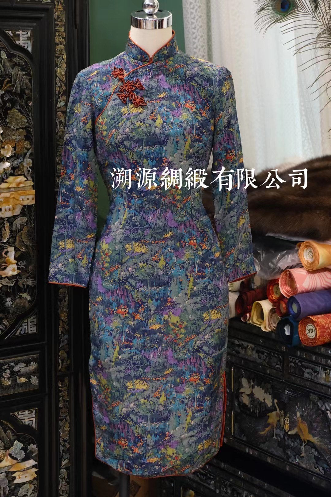 60年代 - Vintage 莫奈油畫綢緞嵌絲印花扣橘色線香绲港工旗袍 | 1960s - Vintage Monet Oil Painting Silk-Blend Jacquard Qipao with Orange Piping and Frog Buttons