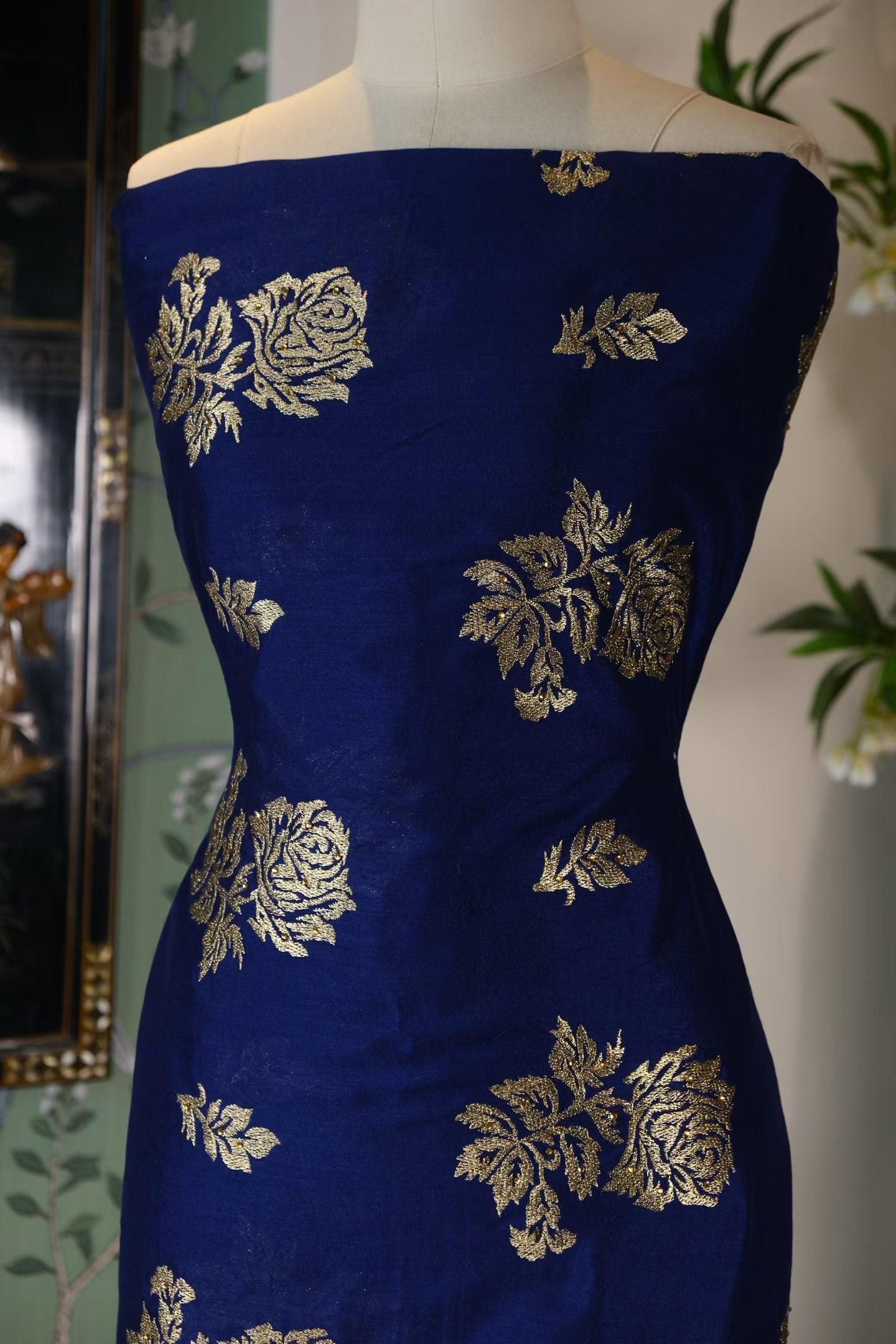 布料名 -【午夜星河】藏蓝底鎏金玫瑰提花 高定织锦 面料 | Fabric Name - 【Midnight Constellation】Royal Blue Silk Fabric with Gold Filigree Rose Jacquard