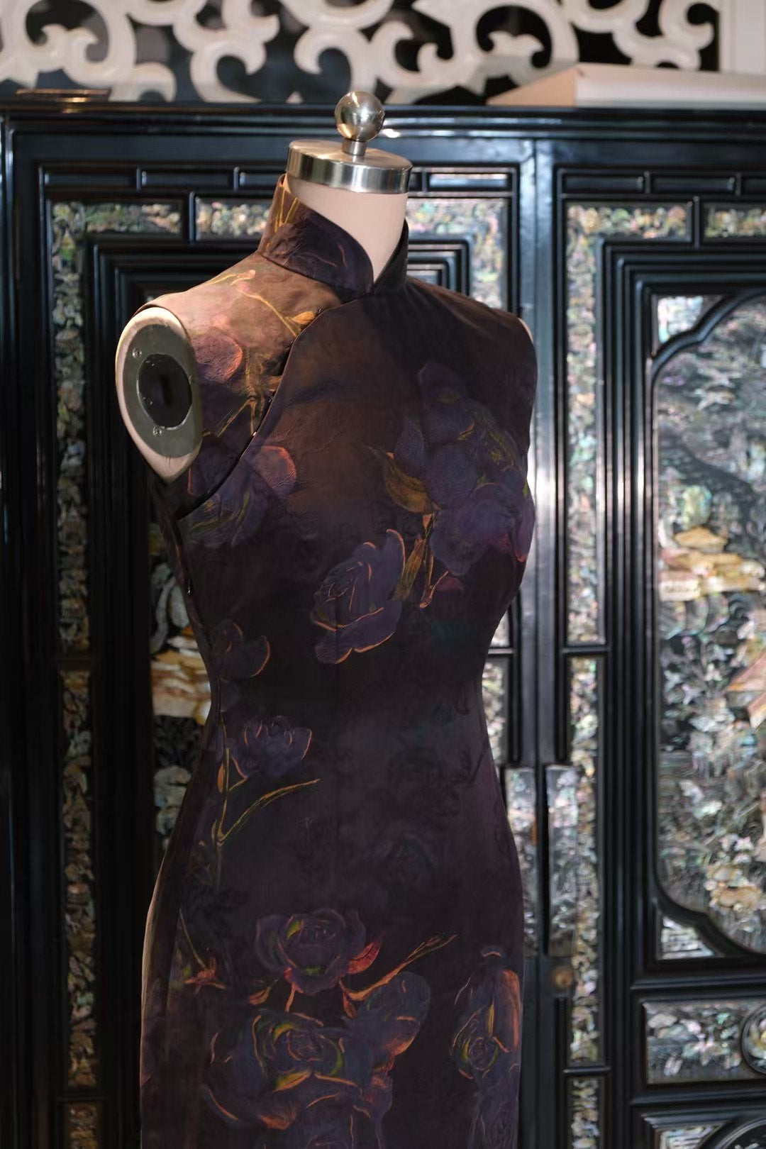 出售样衣 - 🌌 夜昙浮光 · 25姆米花罗红云纱手绘玫瑰无袖旗袍 | Sample Sale - 🌌 Night Bloom Luster · 25 Momme Brocade "Red Cloud" Silk Hand-Painted Rose Qipao