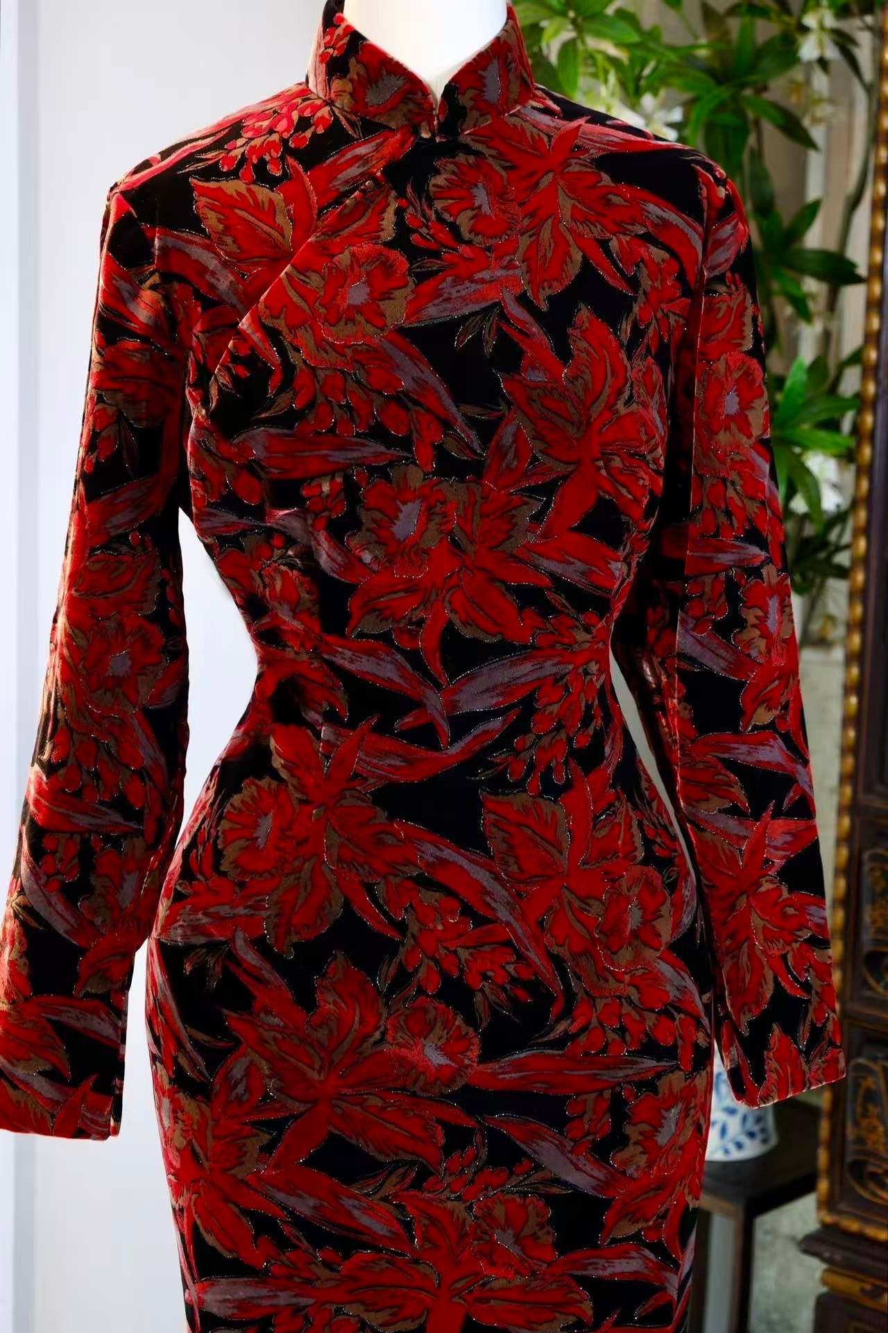 60年代 - 六十年代·台湾手绘闪片天鹅绒古董旗袍 | 1960s - 1960s Taiwanese Antique Velvet Qipao with Hand-Painted Sequins