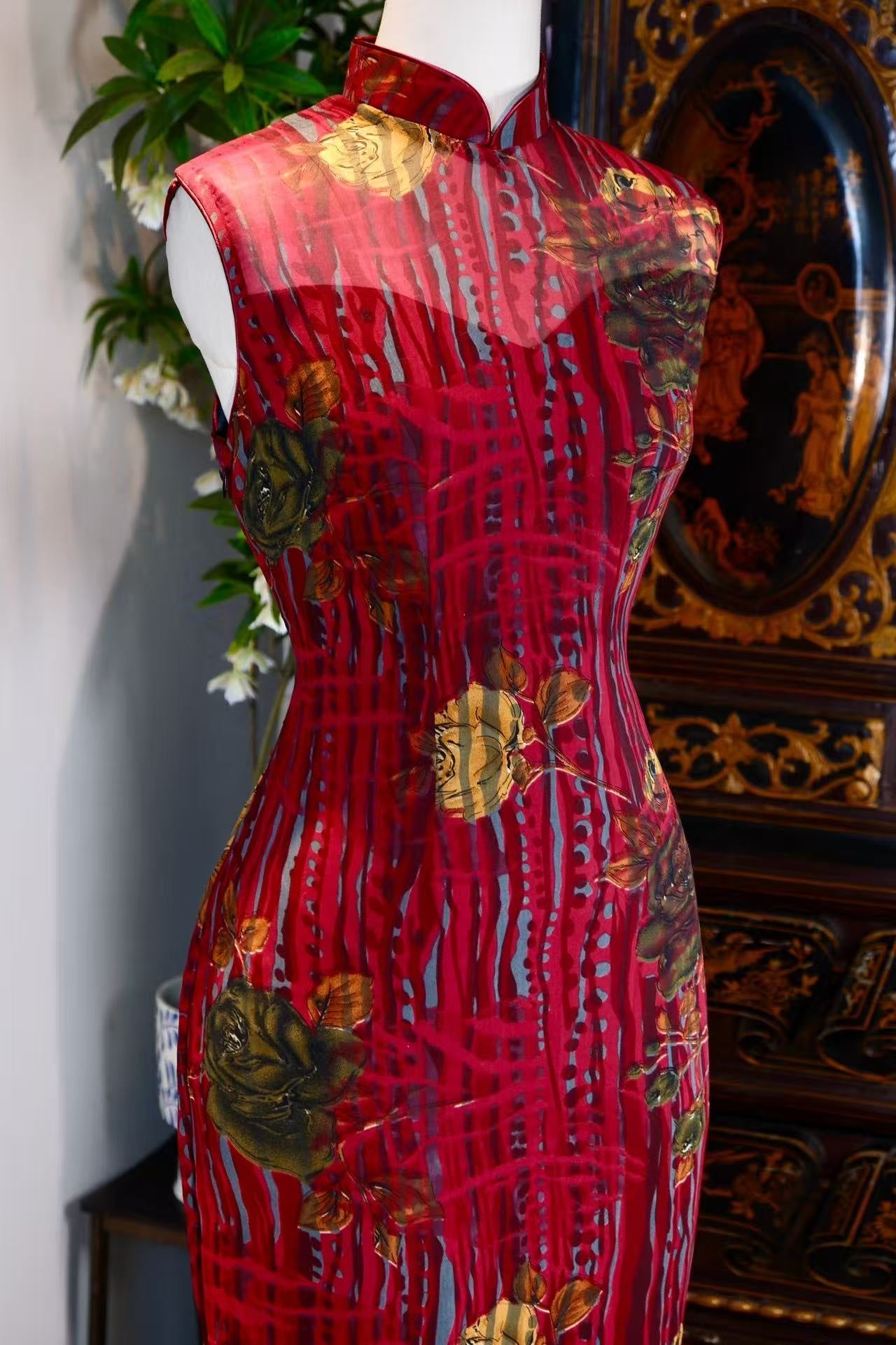 客订结缘 - 《繁花序曲》——写意金丝真丝玫瑰·立体塑形定制艺术旗袍 | Customized Design - "The Prelude of Blossoms" —— Bespoke Art-Piece Qipao in Golden-Thread Silk with 3D Sculptural Lining