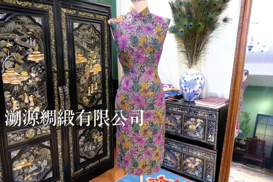 60年代 - 港式重工彩色提花 满幅油画风格花卉 无袖中短款 古董旗袍：【绚烂光影】| 1960s - Hong Kong Heavyweight Colored Jacquard Full Oil-Painting Style Floral Sleeveless Mid-Short Antique Qipao: "Splendid Light and Shadow"