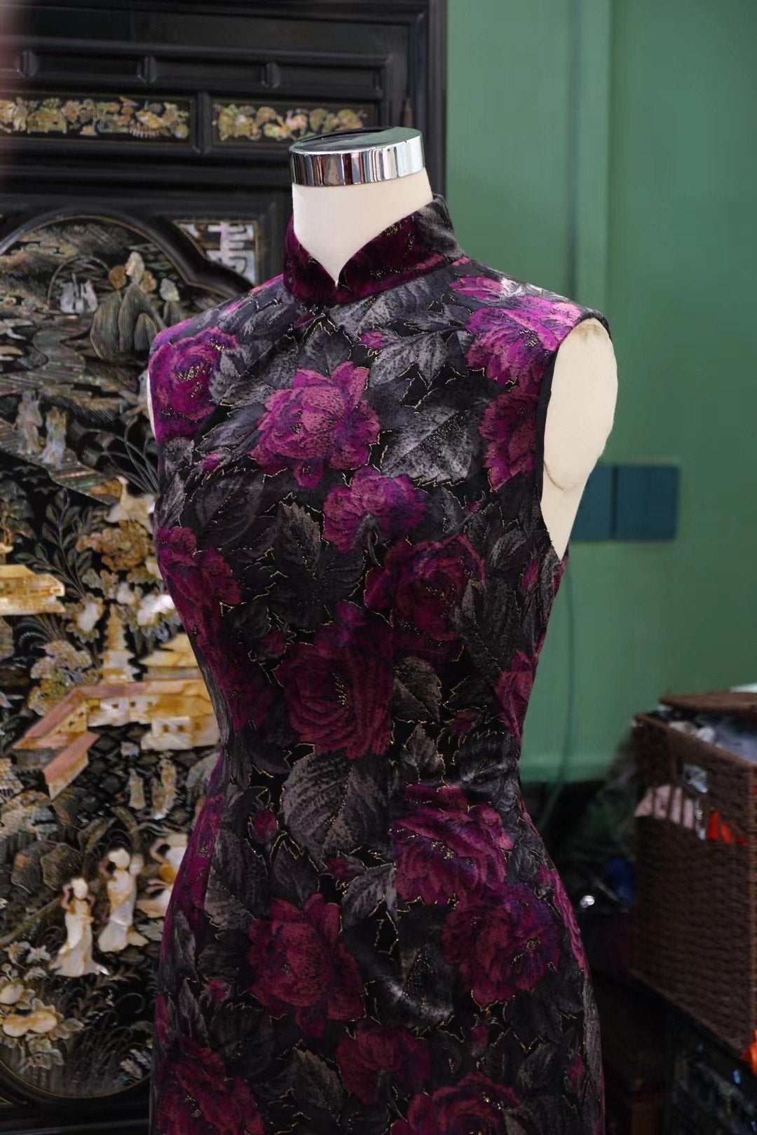 60年代 - 老上海风情：紫黑撞色丝绒浮雕金丝玫瑰无袖古董旗袍 | 1960s - Old Shanghai Opulence: Plum & Black Contrasting Velvet Gold-Thread Raised Rose Sleeveless Vintage Qipao/Cheongsam