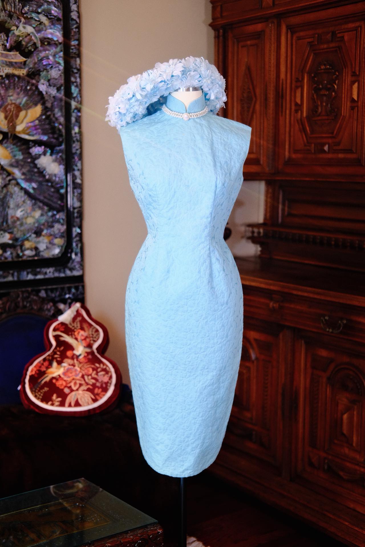 60年代 - 冰蓝幻境：肌理棉上的六十年代优雅_HY | 1960s - Ice-Blue Mirage: 1960s Elegance Rendered on Textured Structural Cotton_HY