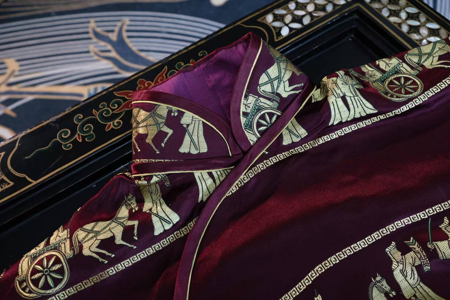 40年代 - 紫魅惊鸿·1940年代海派酒红织锦提花金线车马出行图古董旗袍 | 1940s - Purple Glamour & Startled Swan: A Late 1940s Shanghai-Style Wine Red Brocade Cheongsam with Gold-Woven Chariot Procession