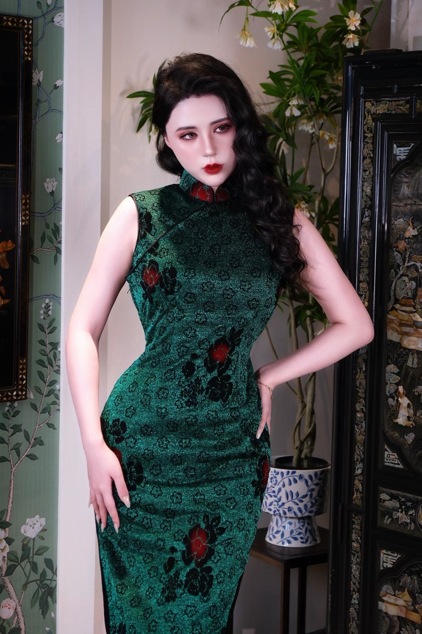 60年代 - 流金岁月・祖母绿织金丝绒贴花・摩登影星古董港工旗袍 / 1960s - Gilded Age Glamour: Emerald Brocade Velvet Appliqué Vintage Hong Kong Qipao