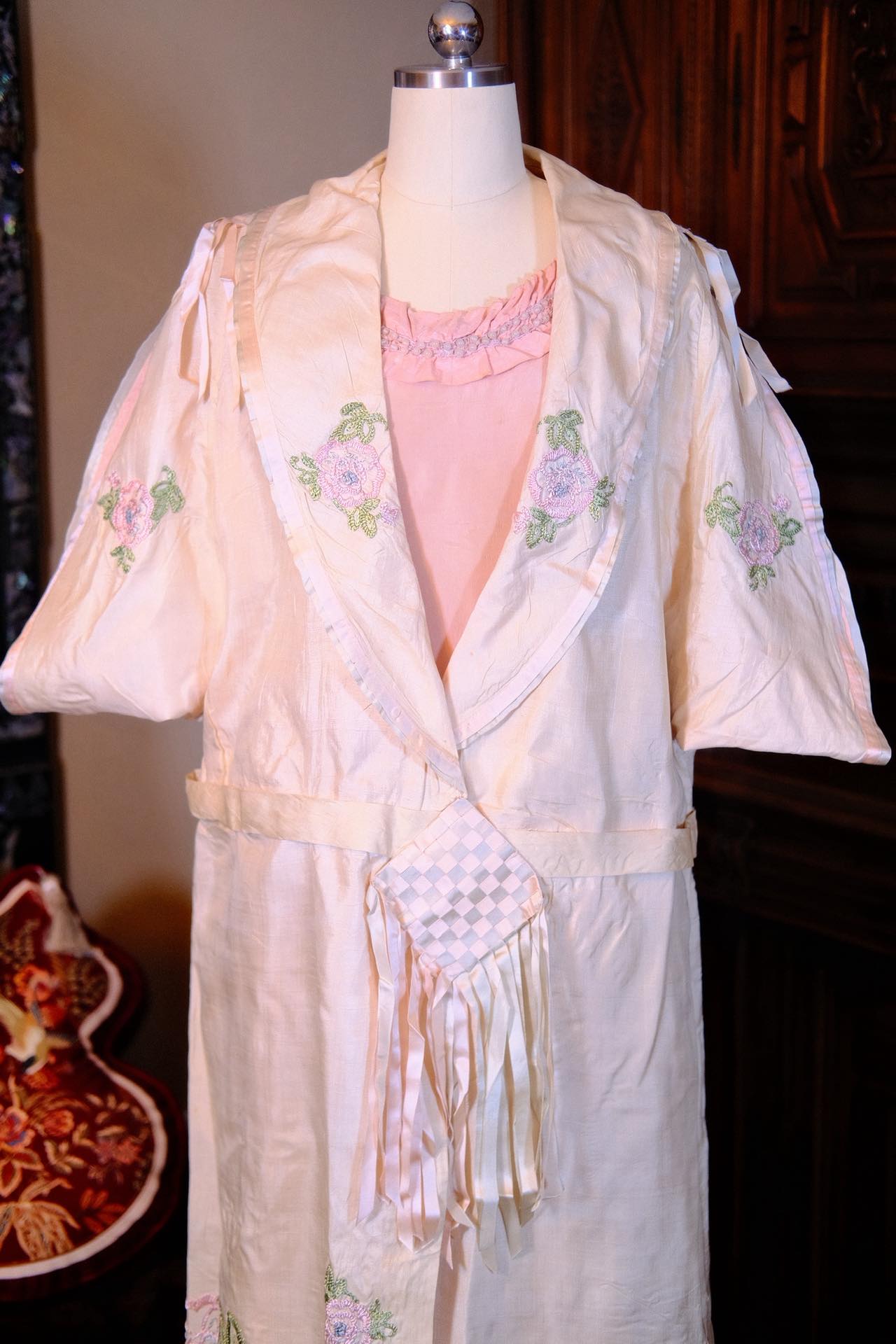 花间晨露：民国廿年浅粉双宫真丝刺绣晨袍 | Morning Dew Among Flowers: A Republic of China Year 20 (1930s) Pale Pink Shantung Silk Embroidered Morning Gown