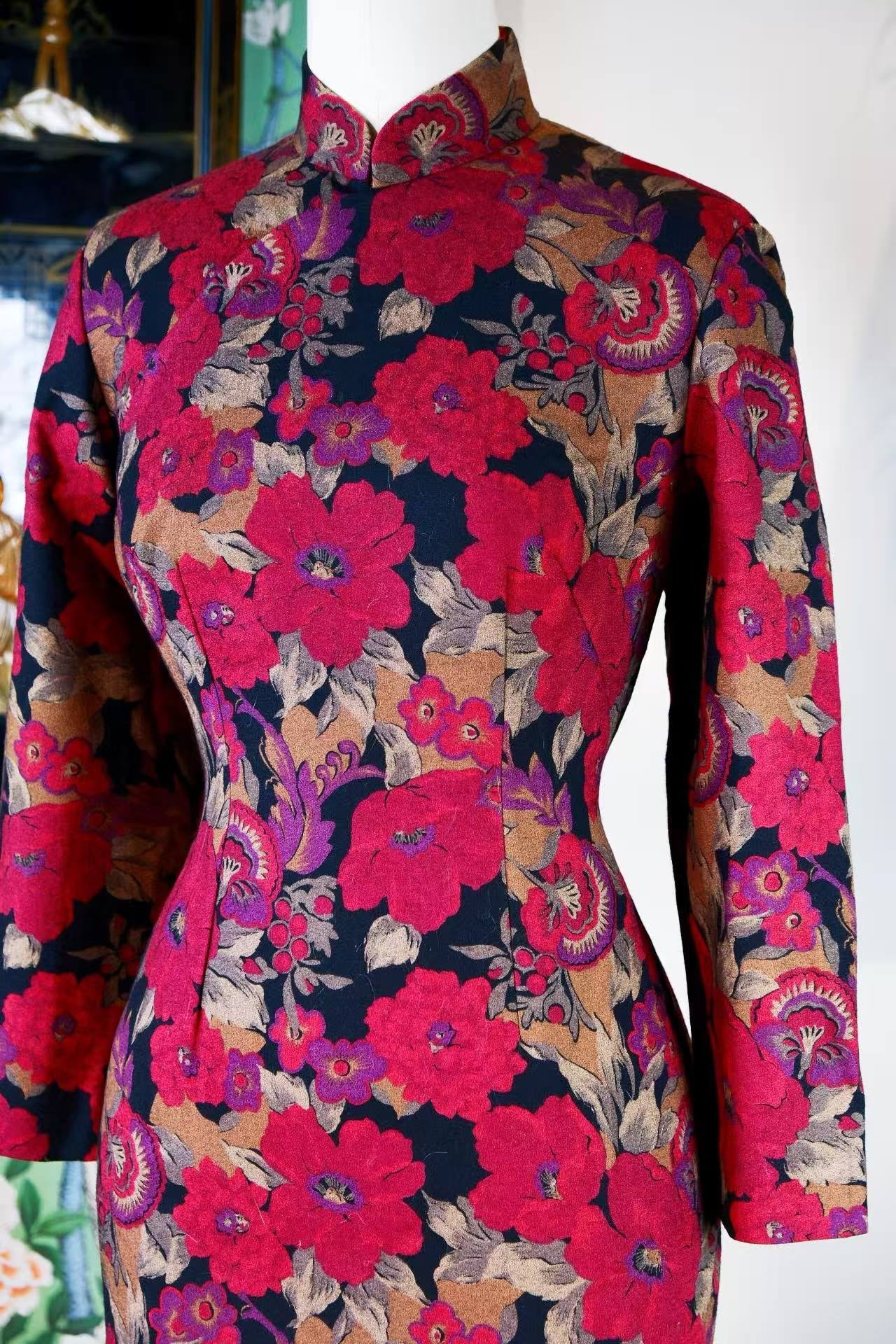 60年代 - 六十年代香港风华：深绀地“岭南花谱”印花羊毛丝绸混纺古董旗袍 — 维港记忆里的双重文化叙事 | 1960s - 1960s Hong Kong Elegance: A Vintage Wool-Silk Blend Cheongsam in Deep Navy with "Lingnan Botanical" Print — A Dual Cultural Narrative in the Memories of Victoria Harbour