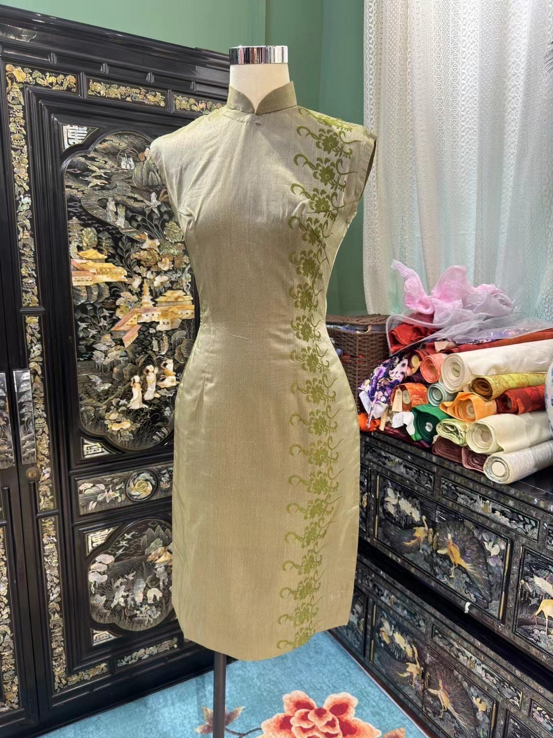 60年代 - 博物馆级珍藏：60年代 全织金细闪苔藓绿刺绣古董港式旗袍 | 1960s - A Museum-Quality Vintage 1960s Hong Kong Style Qipao/Cheongsam in Moss Green Metallic-Thread Fabric with Lime Green Embroidered Floral Motif (Singapore National Museum Match)