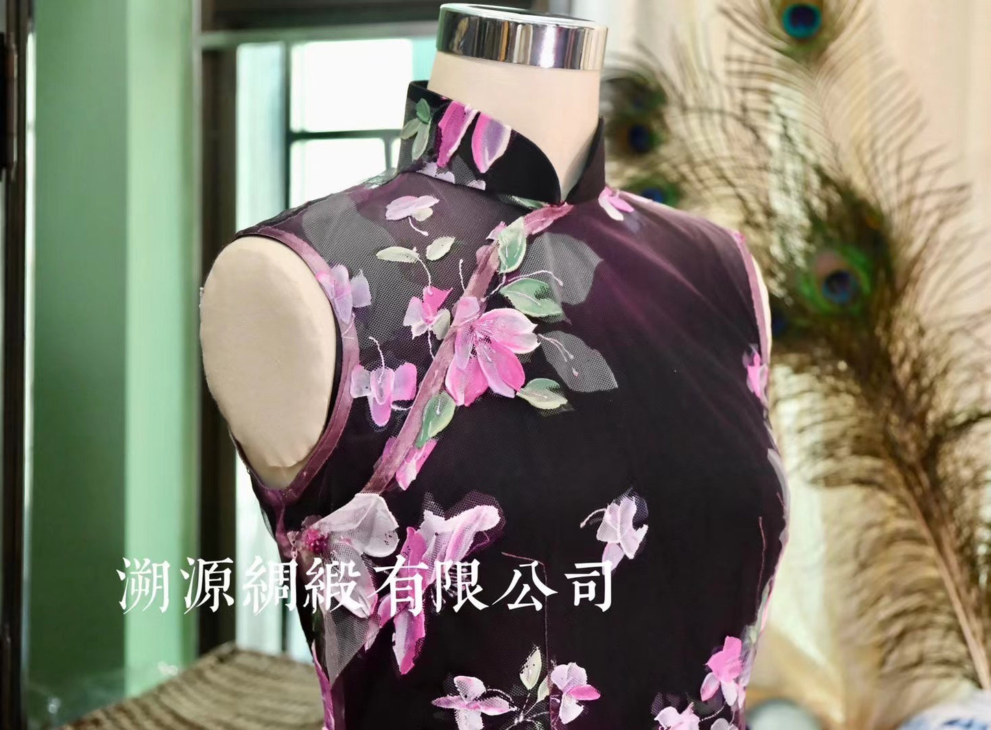 客定结缘 - Ruffo Coli 高定手工彩绘欧根纱薄纱无袖旗袍：《暗夜繁星·樱华蝶舞》| Customized Design -  Ruffo Coli Hand-Painted Haute Couture Organza Qipao: “Night Bloom Starfall – The Cherry Blossom Butterfly Dance”