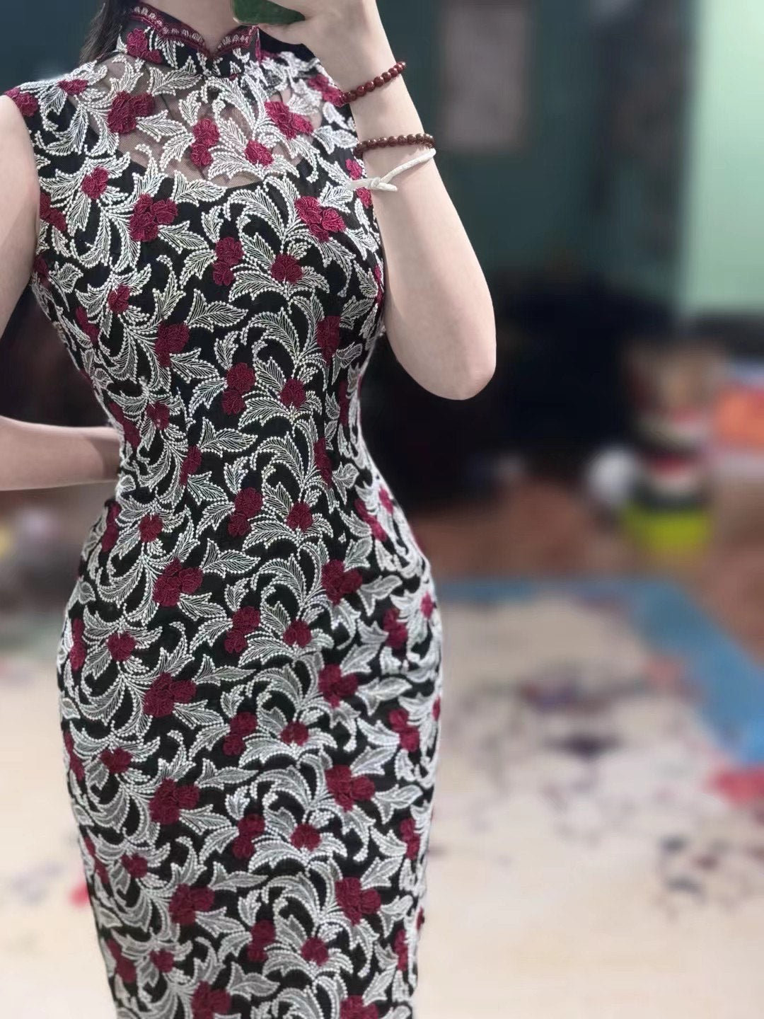 60年代 - 香江风华：60年代 梅子织银刺绣蕾丝挖肩无袖古董港式旗袍 | 1960s - A Stunning Vintage 1960s Hong Kong Style Qipao/Cheongsam with Plum and Silver Embroidered Lace, Illusion Neckline, and Sleeveless Cut