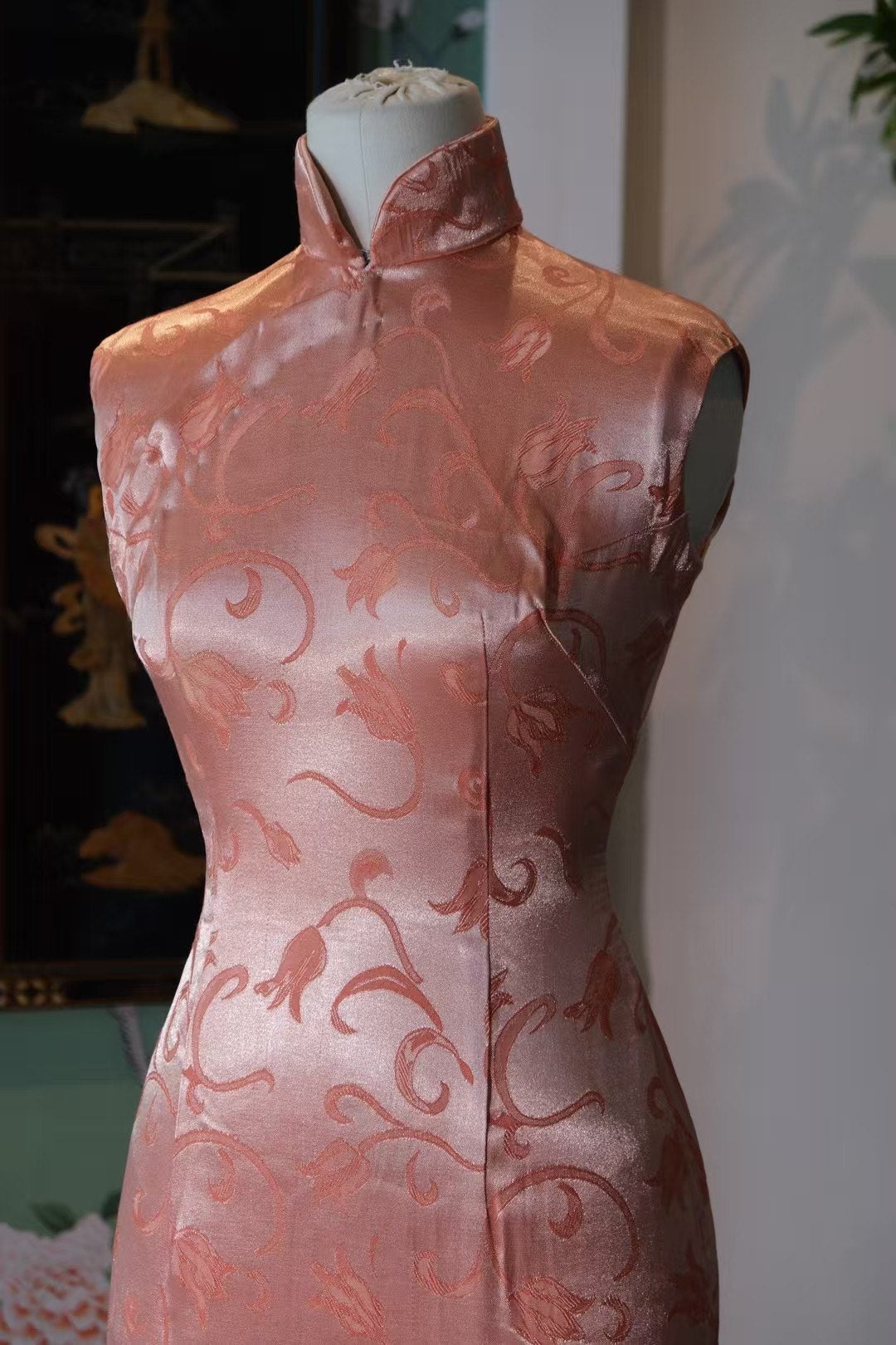 60年代 -《桃夭玉润 · 锦绣年华》—— 华丽光泽，提花暗纹的珊瑚粉无袖短款旗袍 | 1960s- "Peach Blossom Grace · Brocade Bloom Years" — The Lustrous, Jacquard-Woven Coral Pink Sleeveless Short Cheongsam